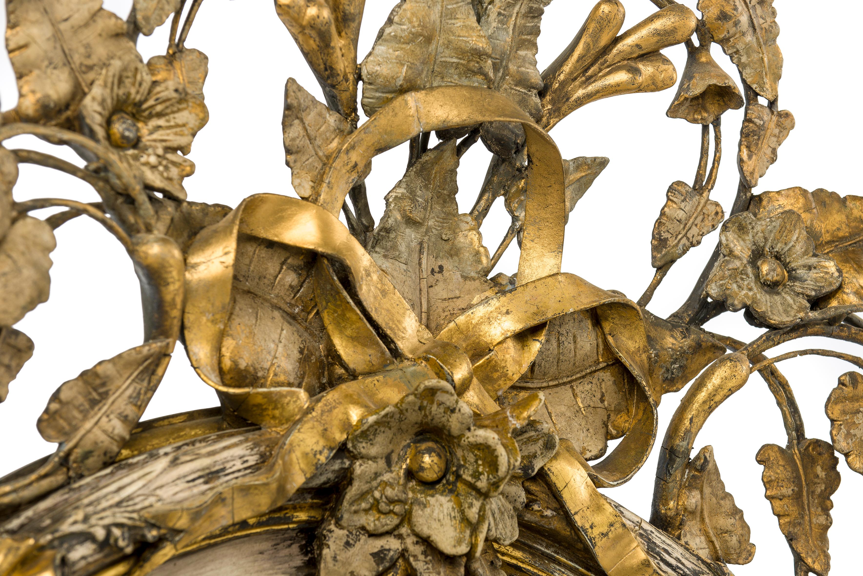 Louis-Philippe Grand miroir ovale français ancien du 19ème siècle, doré à l'or avec crête en vente