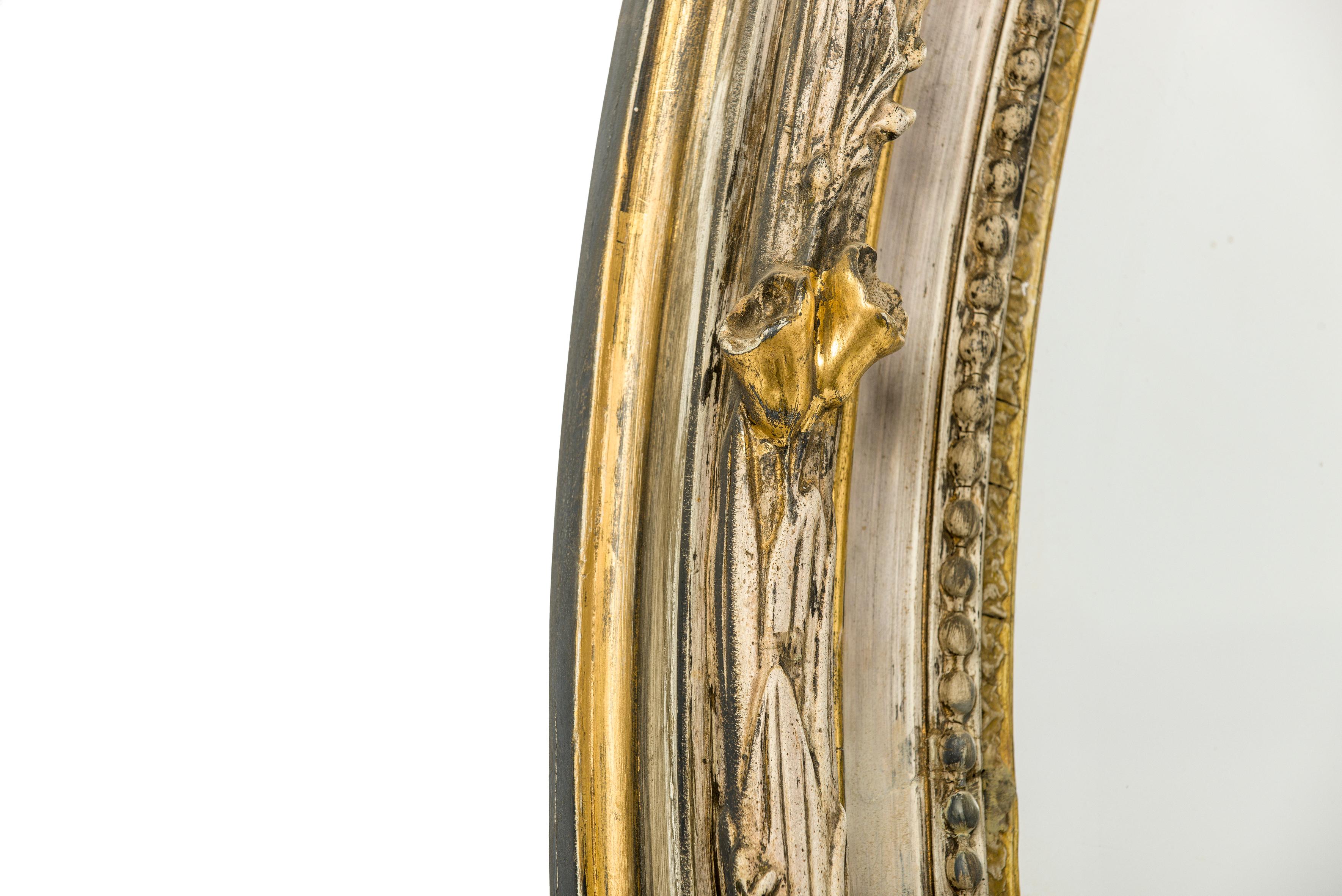 Grand miroir ovale français ancien du 19ème siècle, doré à l'or avec crête Bon état - En vente à Casteren, NL