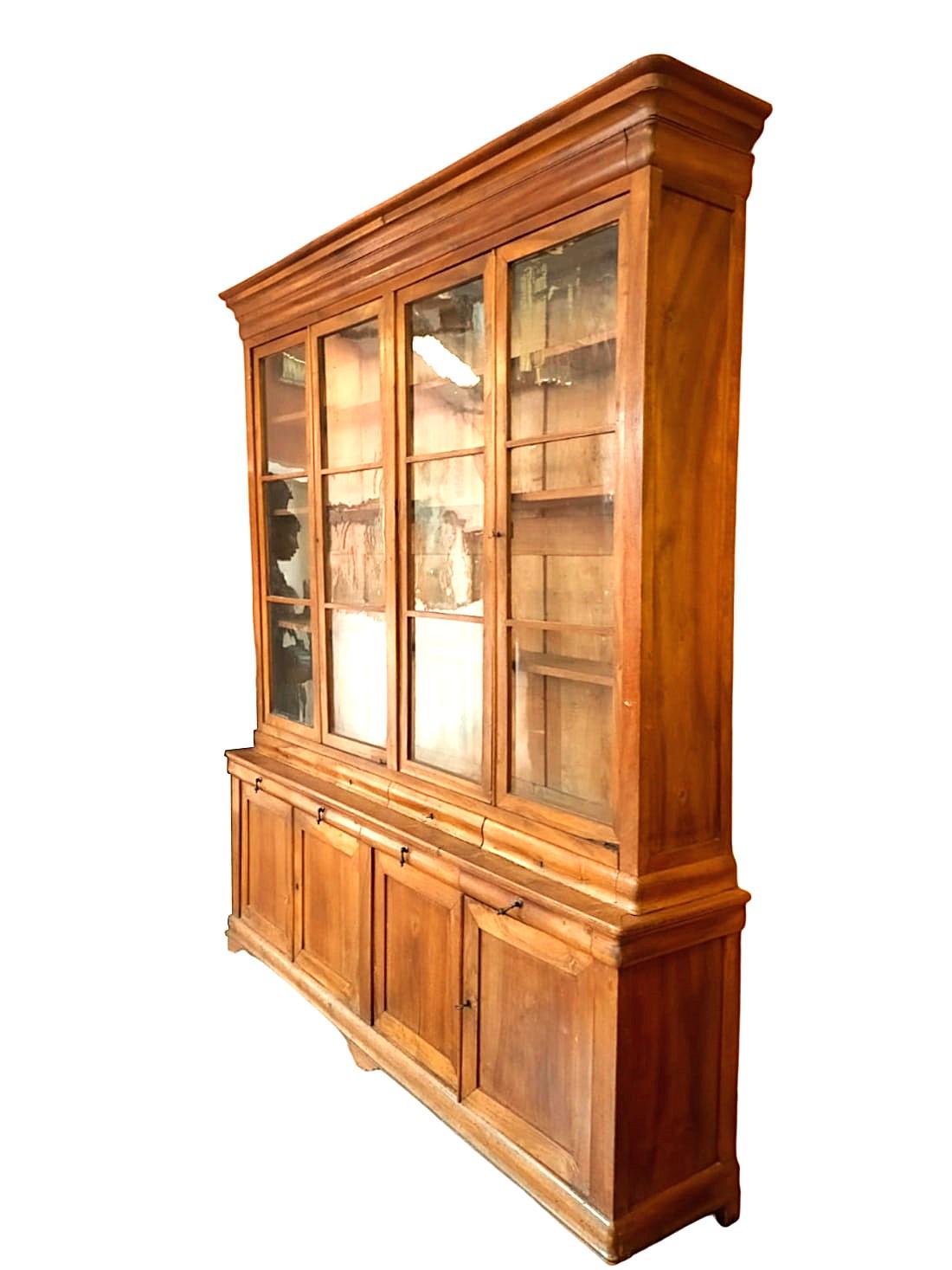 Antique 19th Century French Light Walnut Bookcase with Glass Doors and Drawers In condizioni buone in vendita a Cesena, FC