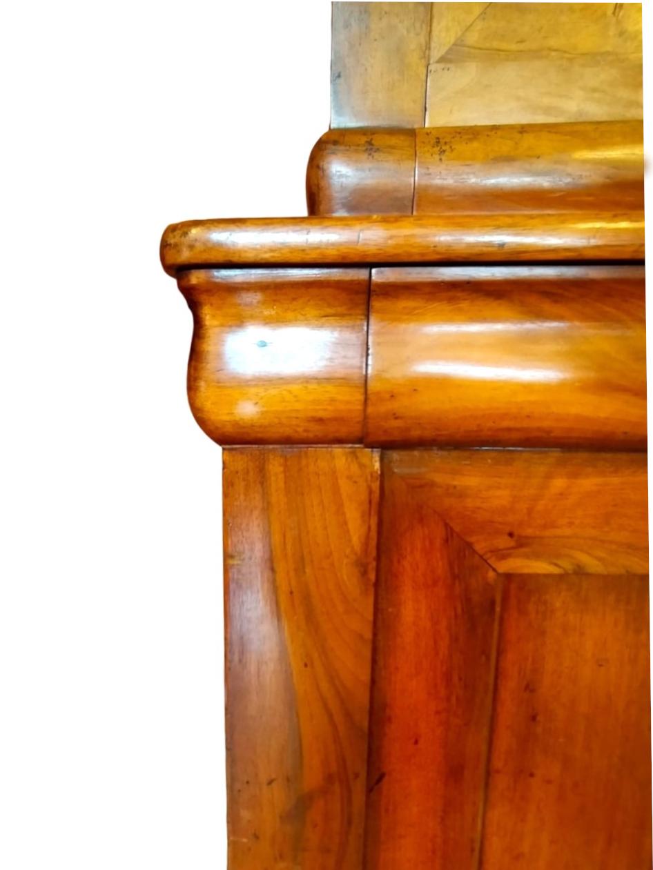 Mid-19th Century Antique 19th Century French Light Walnut Bookcase with Glass Doors and Drawers in vendita