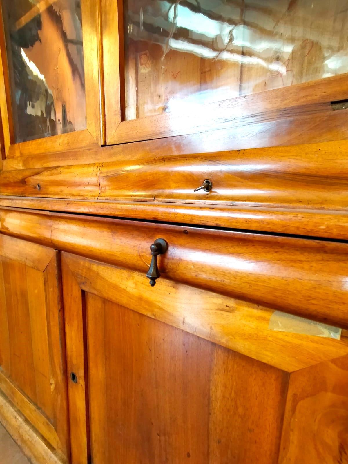 Antique 19th Century French Light Walnut Bookcase with Glass Doors and Drawers in vendita 1