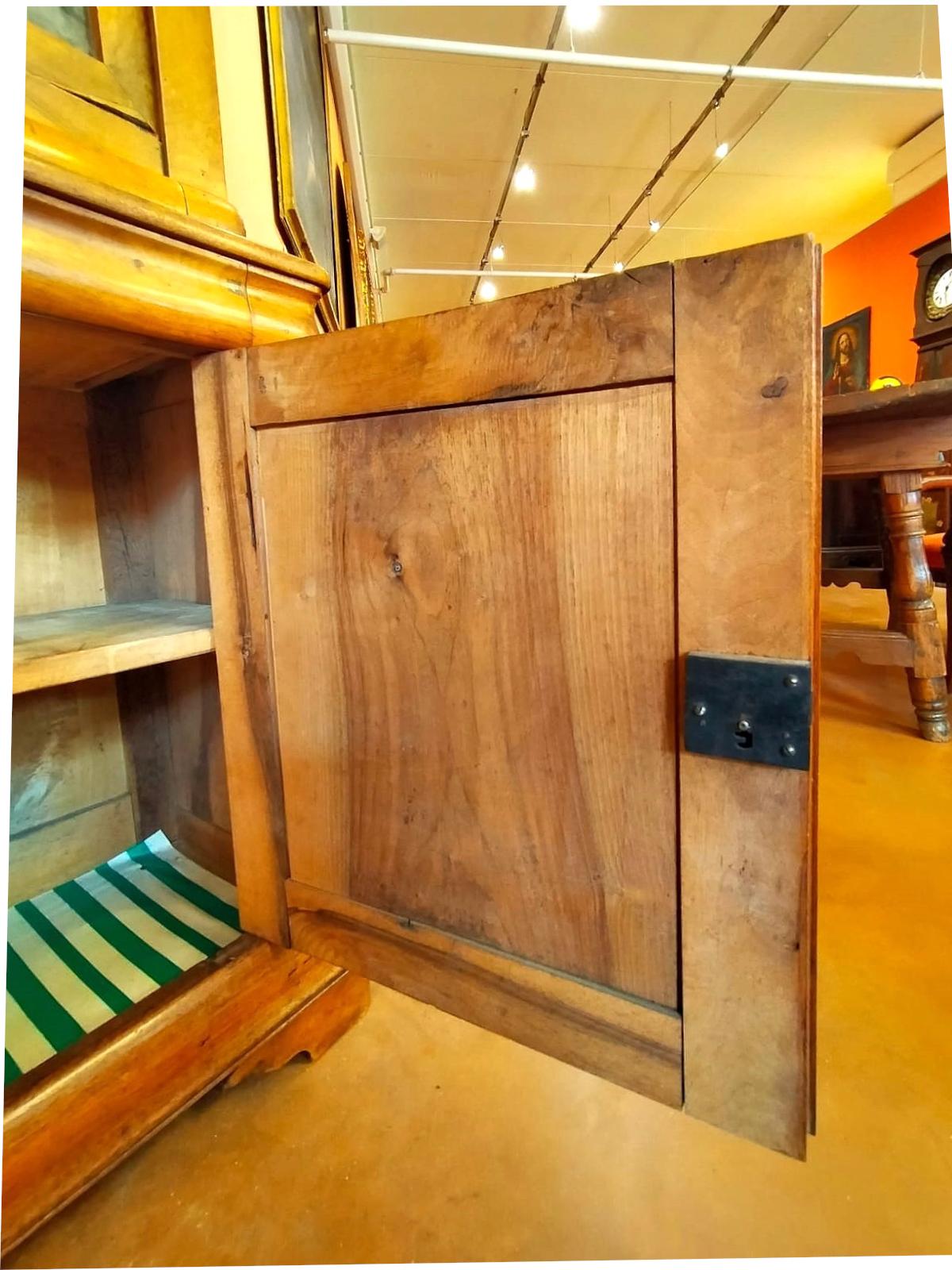 Antique 19th Century French Light Walnut Bookcase with Glass Doors and Drawers in vendita 2