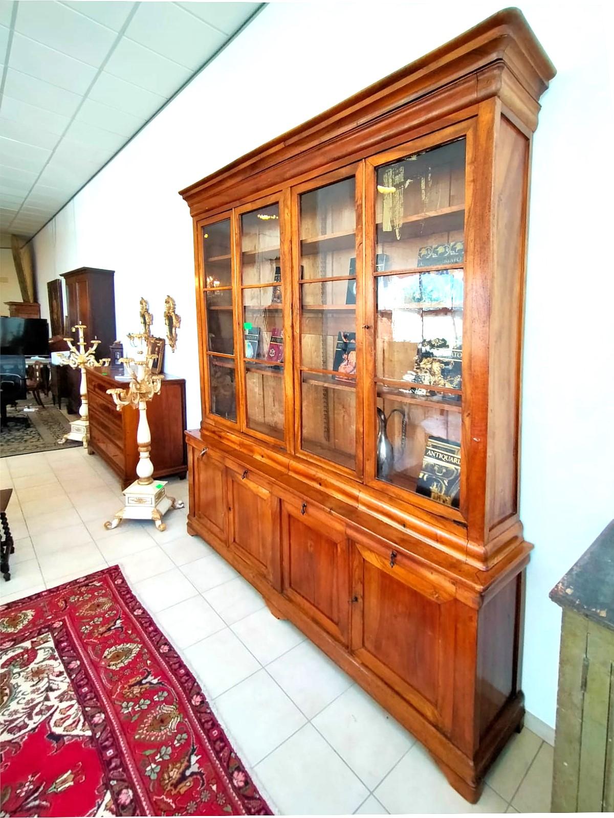 Antique 19th Century French Light Walnut Bookcase with Glass Doors and Drawers in vendita 3