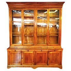 Antigua librería francesa del siglo XIX de nogal claro con puertas y cajones de cristal