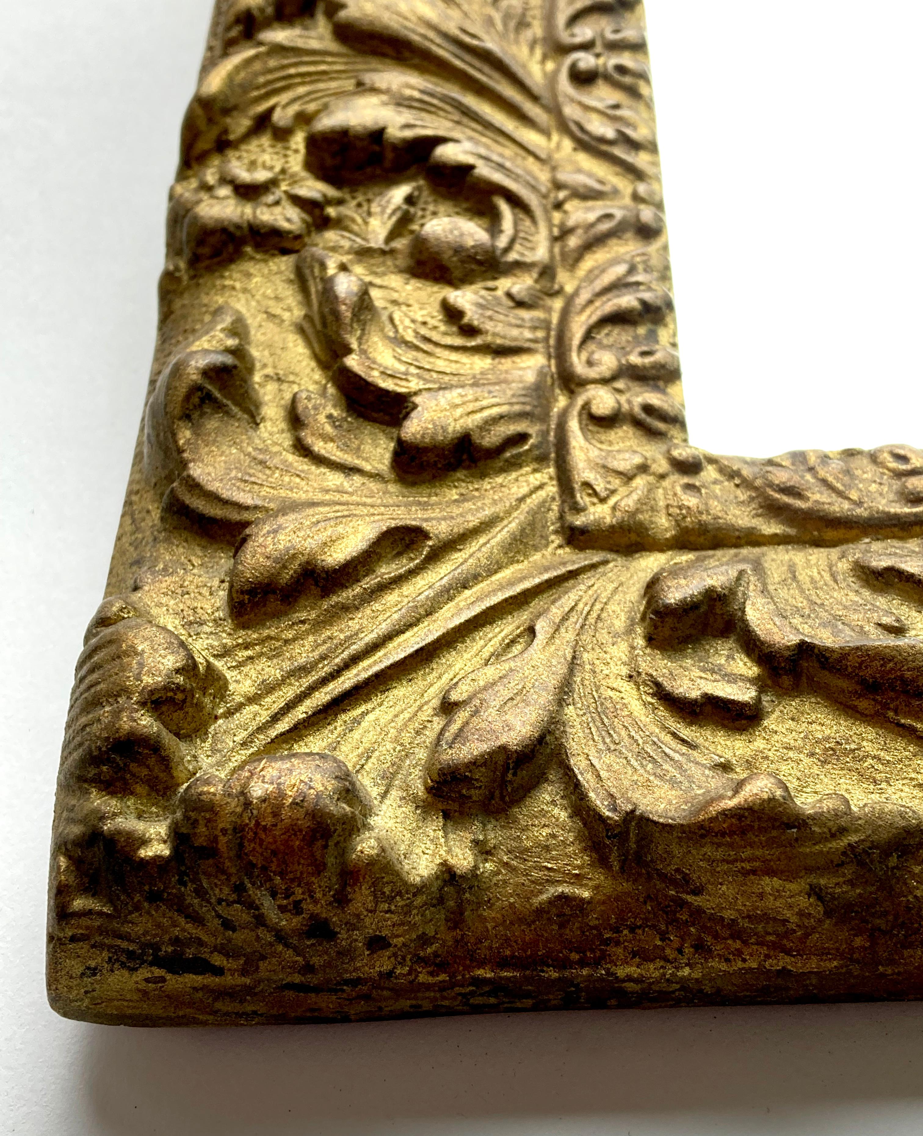 Français Antique miroir mural français du 19ème siècle de style Louis XIV en bois doré en vente