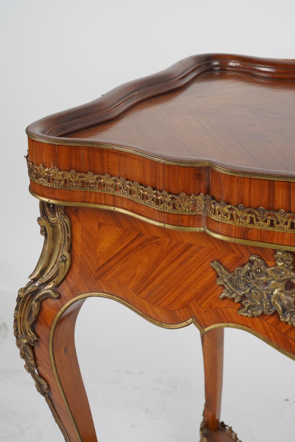 Fait main Ancien chariot de service ou de bar en marqueterie de bois de roi Louis XV du 19ème siècle français en vente