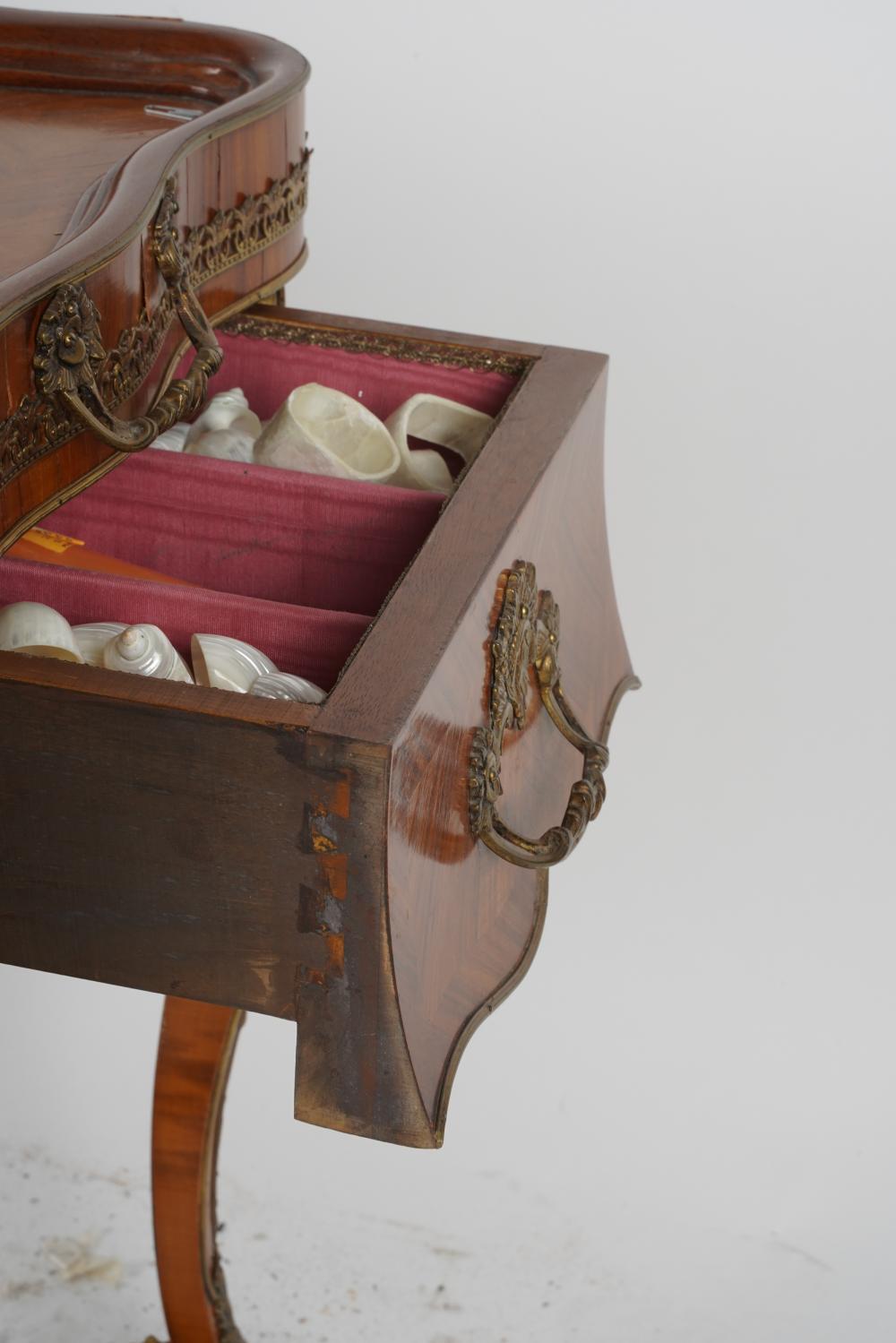Ancien chariot de service ou de bar en marqueterie de bois de roi Louis XV du 19ème siècle français Bon état - En vente à Los Angeles, CA