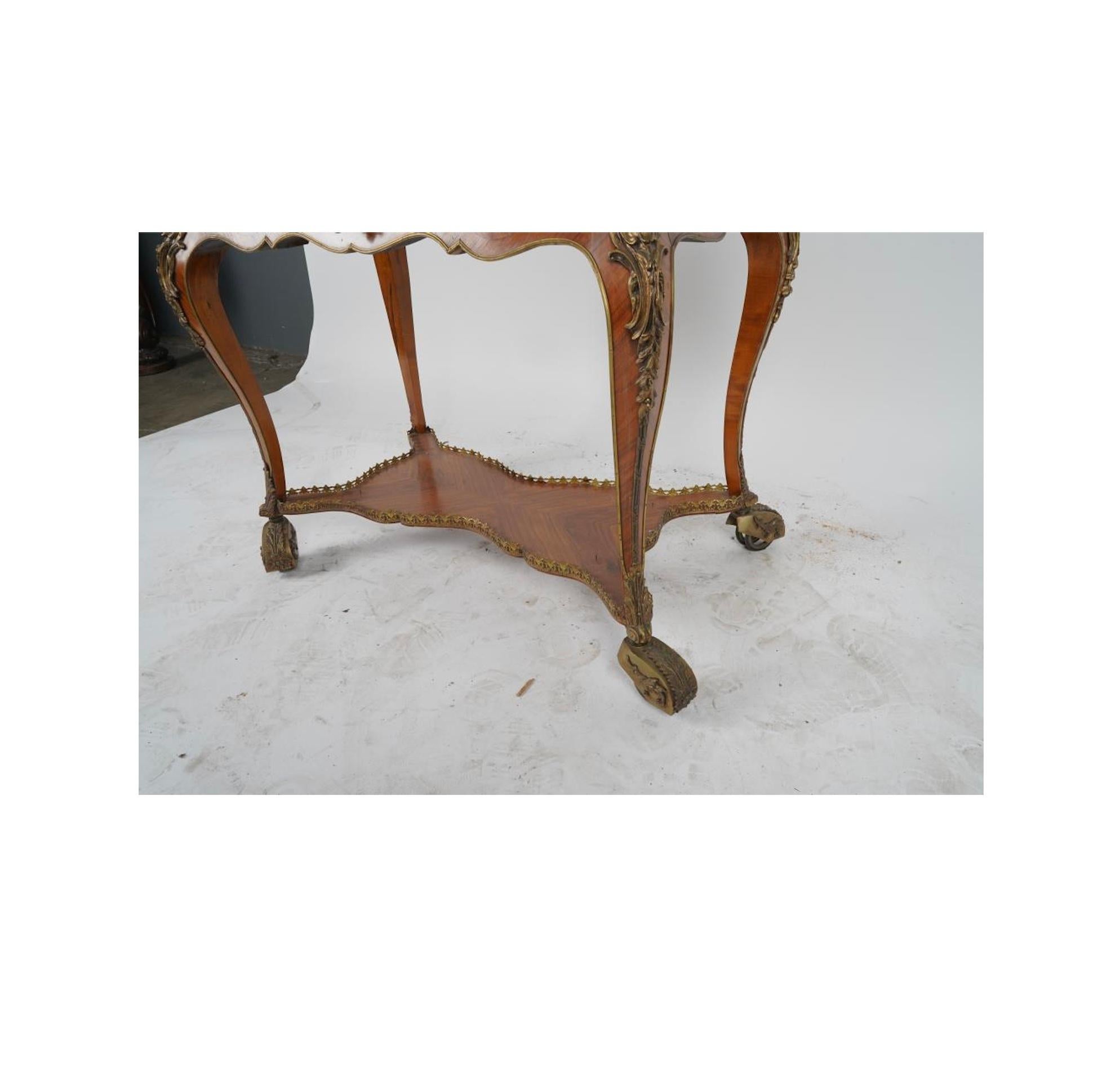 Laiton Ancien chariot de service ou de bar en marqueterie de bois de roi Louis XV du 19ème siècle français en vente