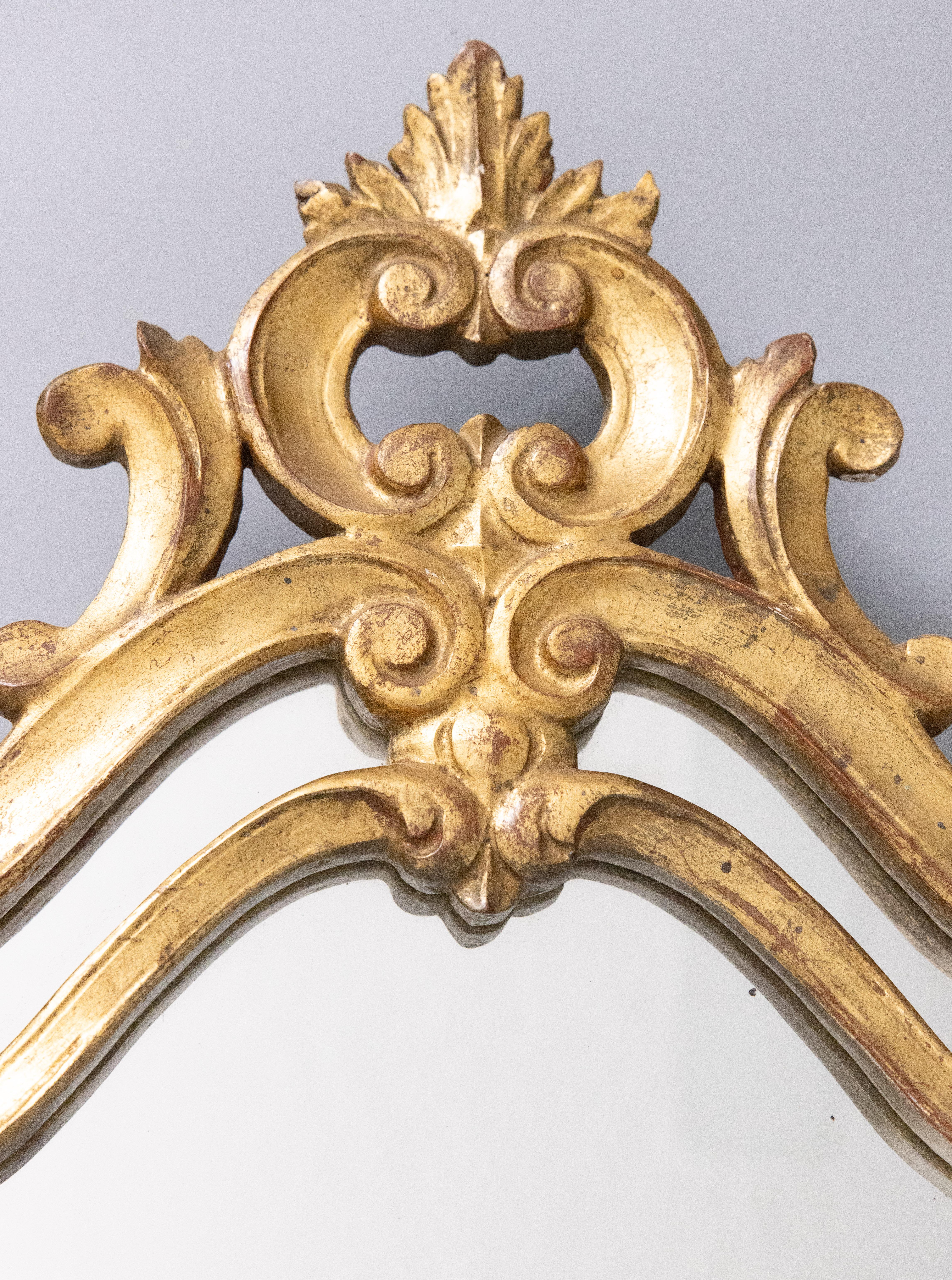 Superba specchiera antica del XIX secolo in stile Luigi XV, in legno dorato e gesso, con vetro originale. Questo delizioso specchio presenta foglie d'acanto e disegni di volute intagliati a mano in una splendida patina dorata.

Dimensioni
18ʺL ×