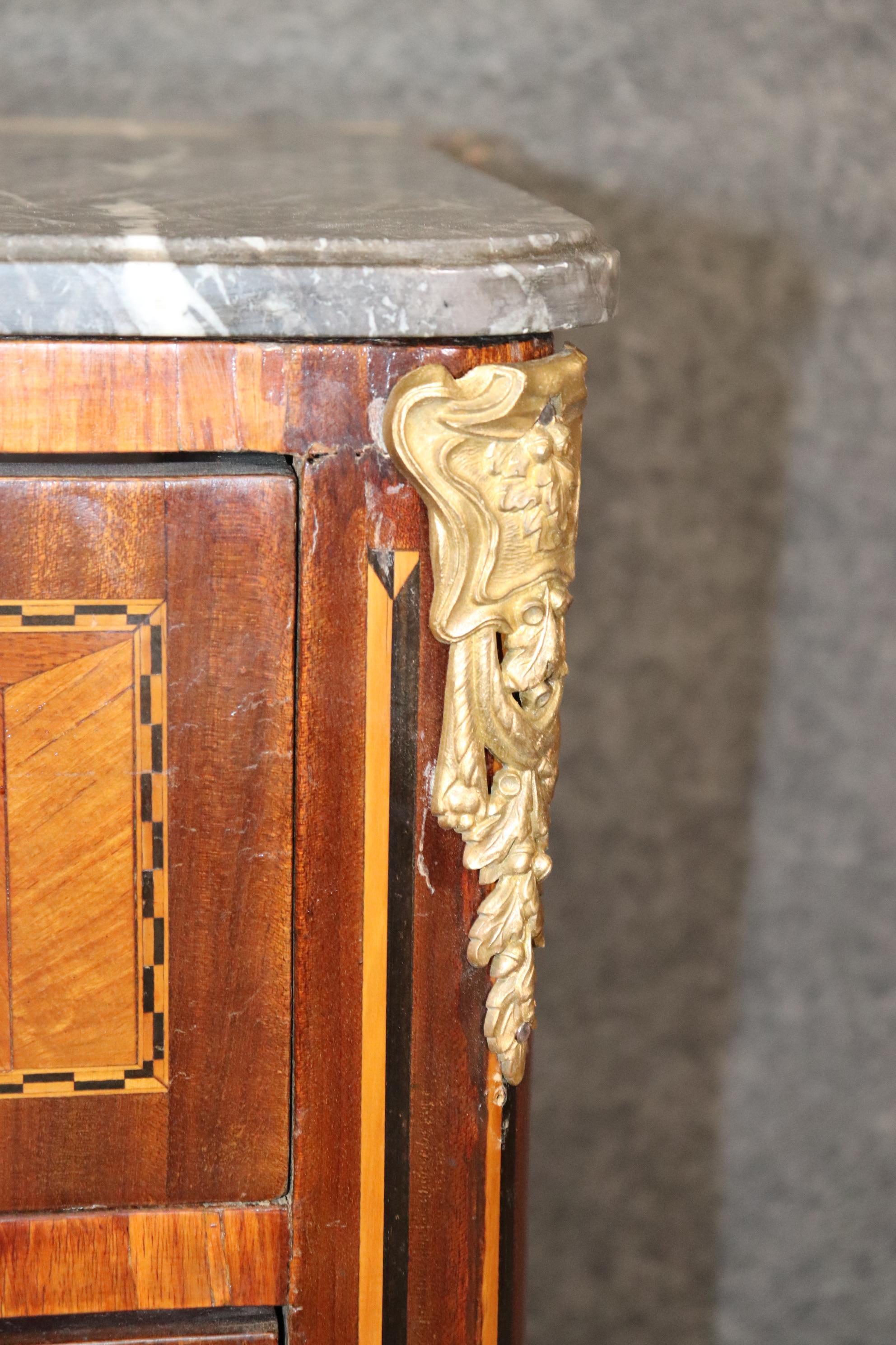 Antike französische Kommode mit Intarsien aus Marmor im Louis-XV-Stil des 19. Jahrhunderts im Angebot 4
