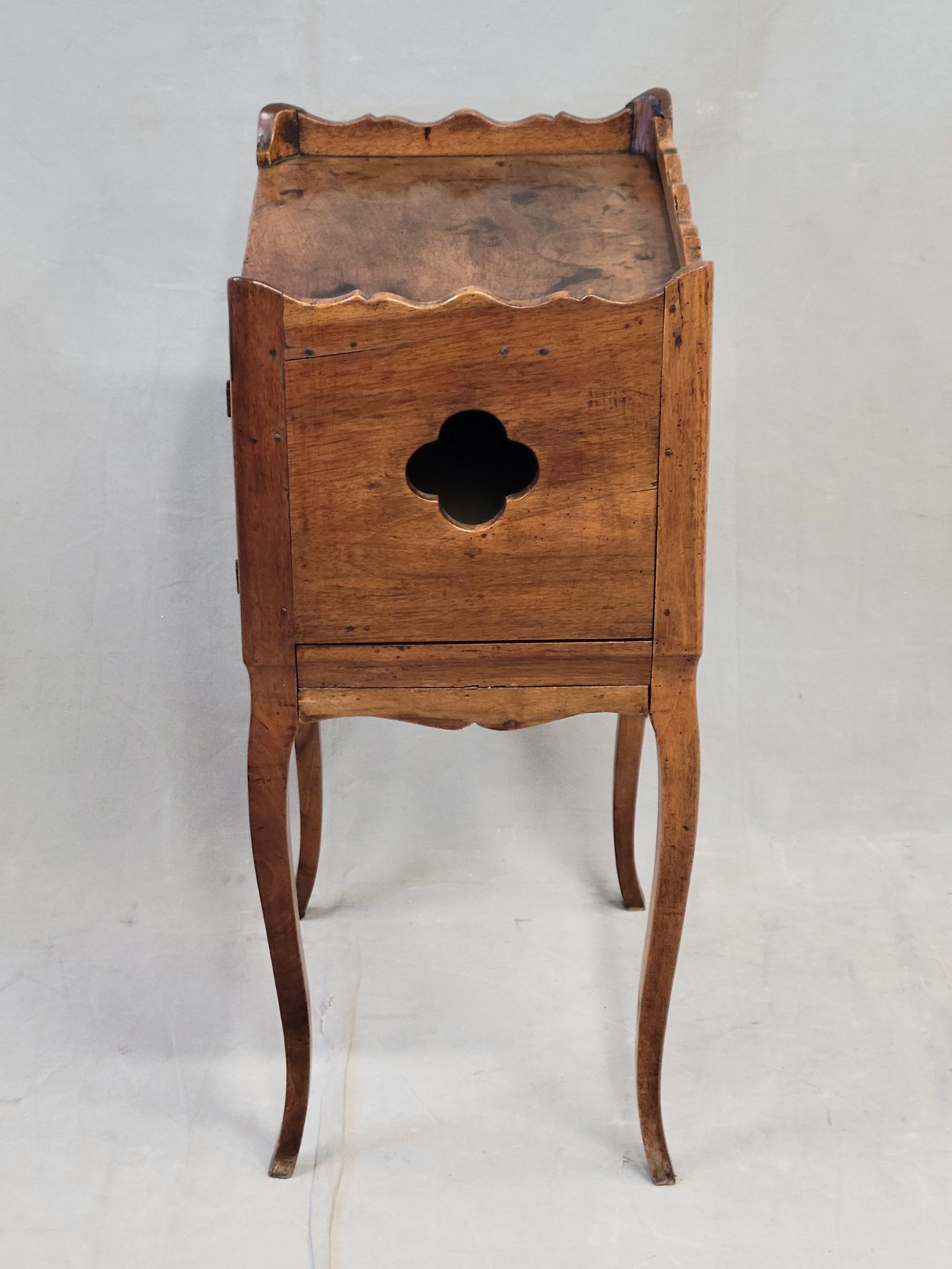 Antique 19th Century French Louis XV Style Walnut Cherry Chevet Nightstand For Sale 6