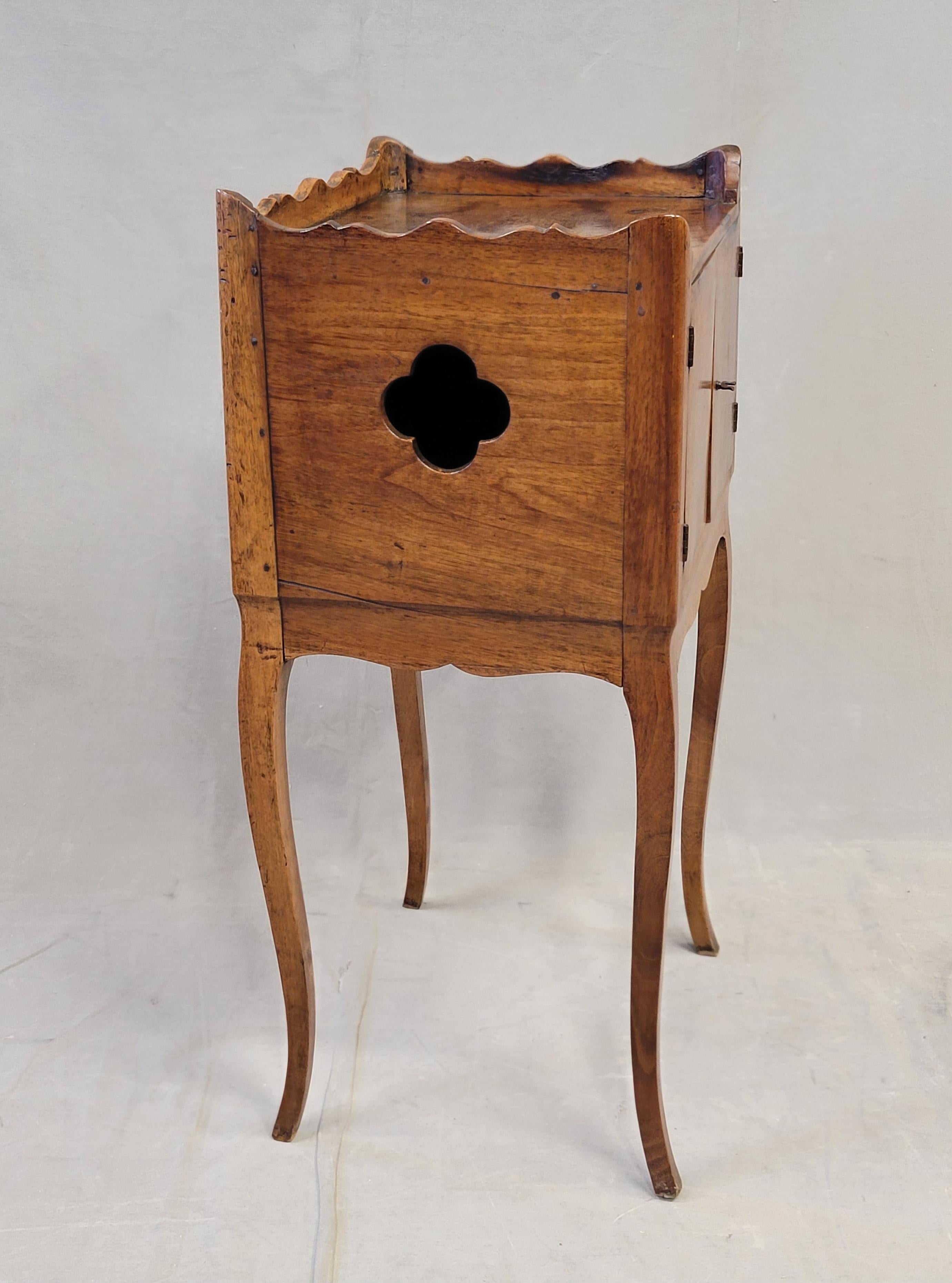 Antique 19th Century French Louis XV Style Walnut Cherry Chevet Nightstand For Sale 7
