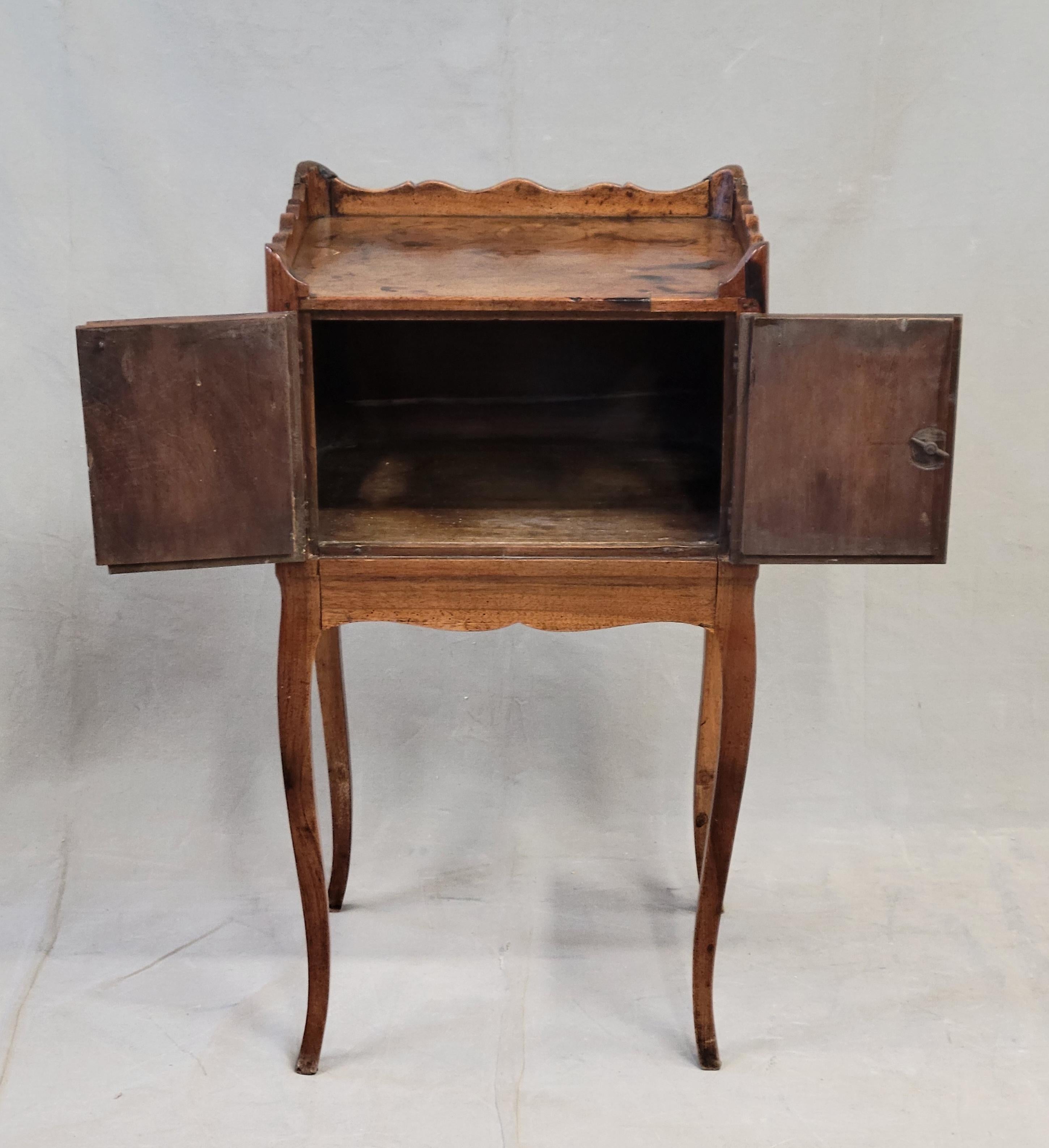 Antique 19th Century French Louis XV Style Walnut Cherry Chevet Nightstand In Good Condition For Sale In Centennial, CO