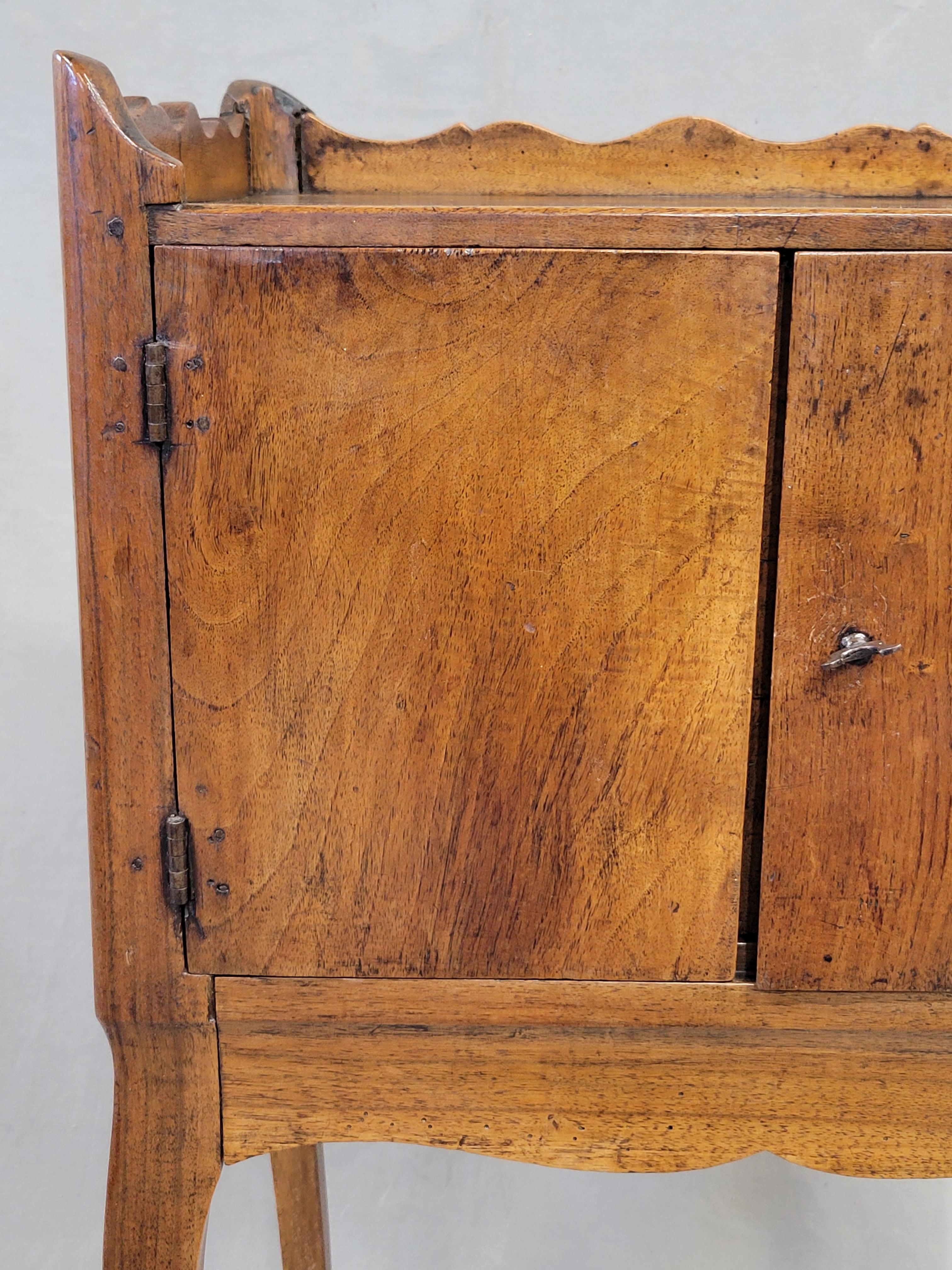 Antique 19th Century French Louis XV Style Walnut Cherry Chevet Nightstand For Sale 3