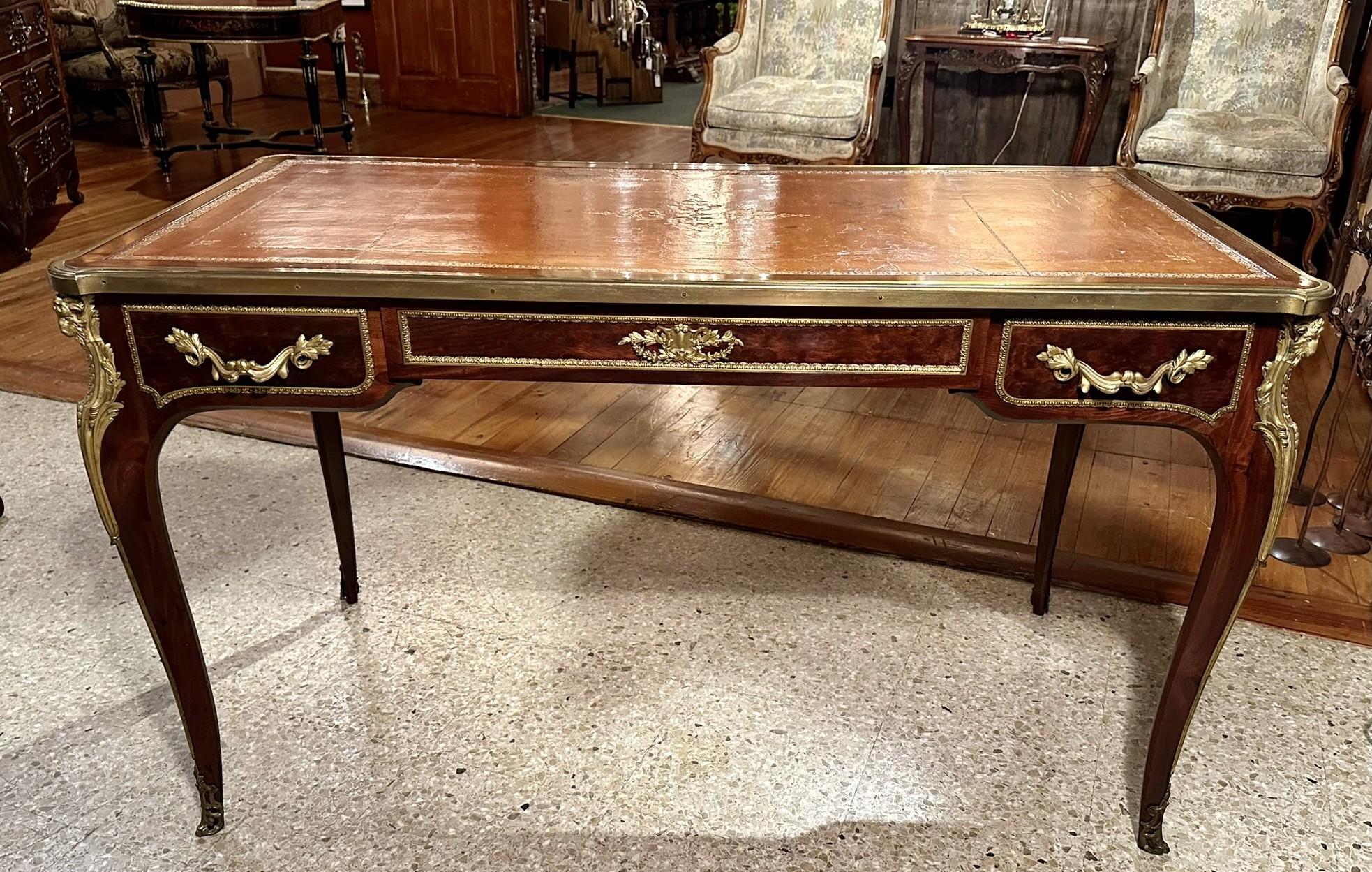 Antiguo Escritorio Luis XVI Francés del Siglo XIX de Caoba y Bronce Dorado 