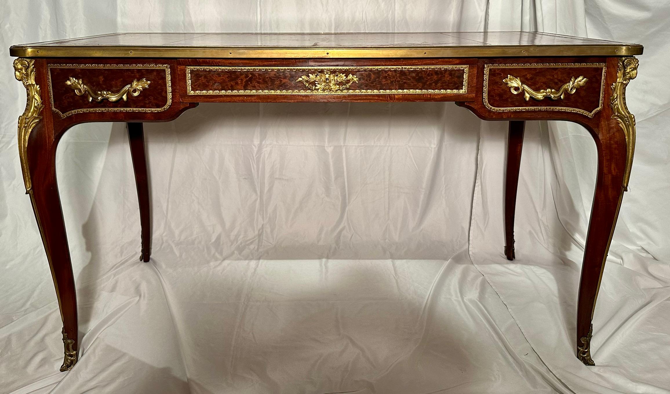 Antiguo Escritorio Luis XVI Francés del Siglo XIX de Caoba y Bronce Dorado 