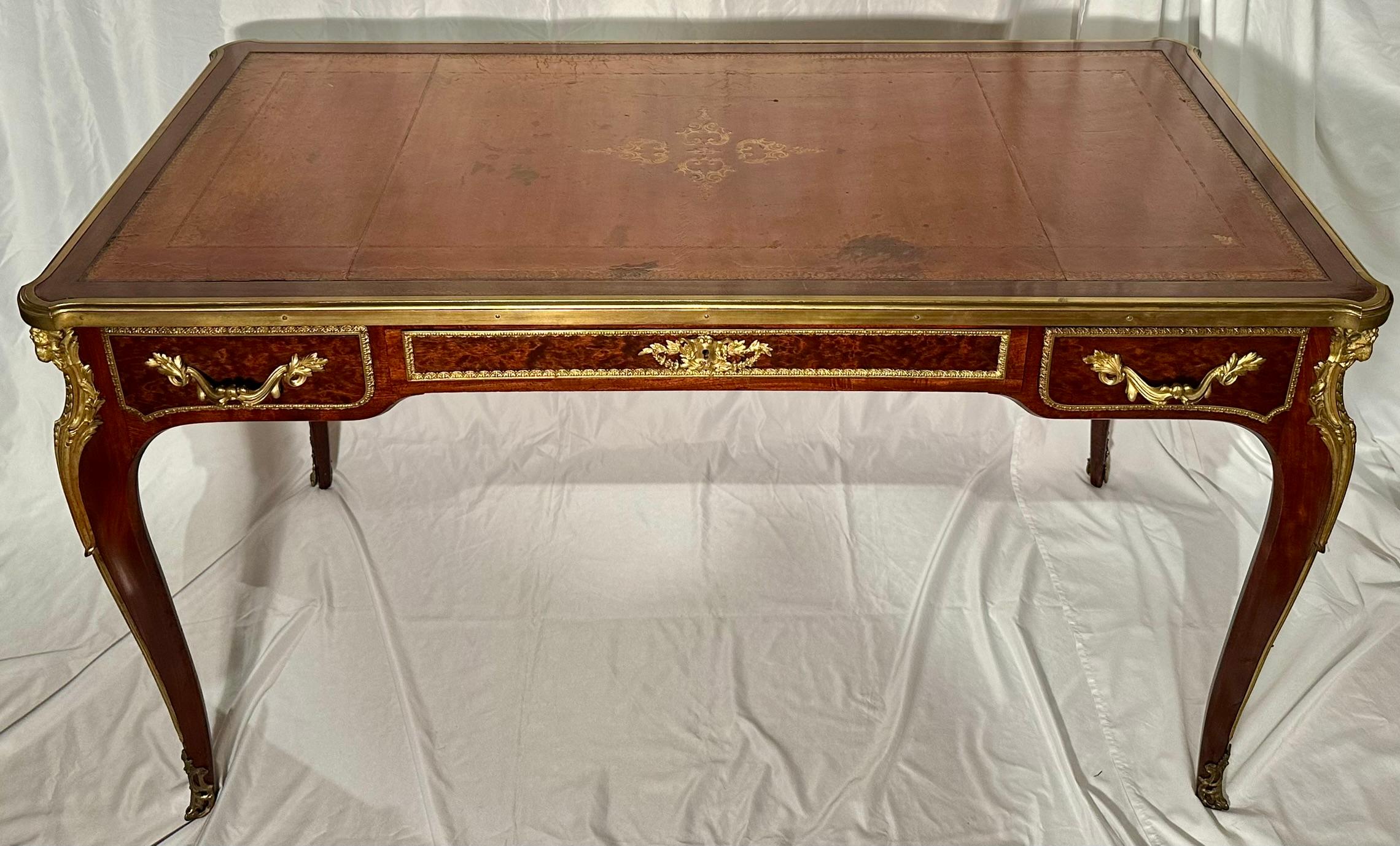 Antiguo Escritorio Luis XVI Francés del Siglo XIX de Caoba y Bronce Dorado 
