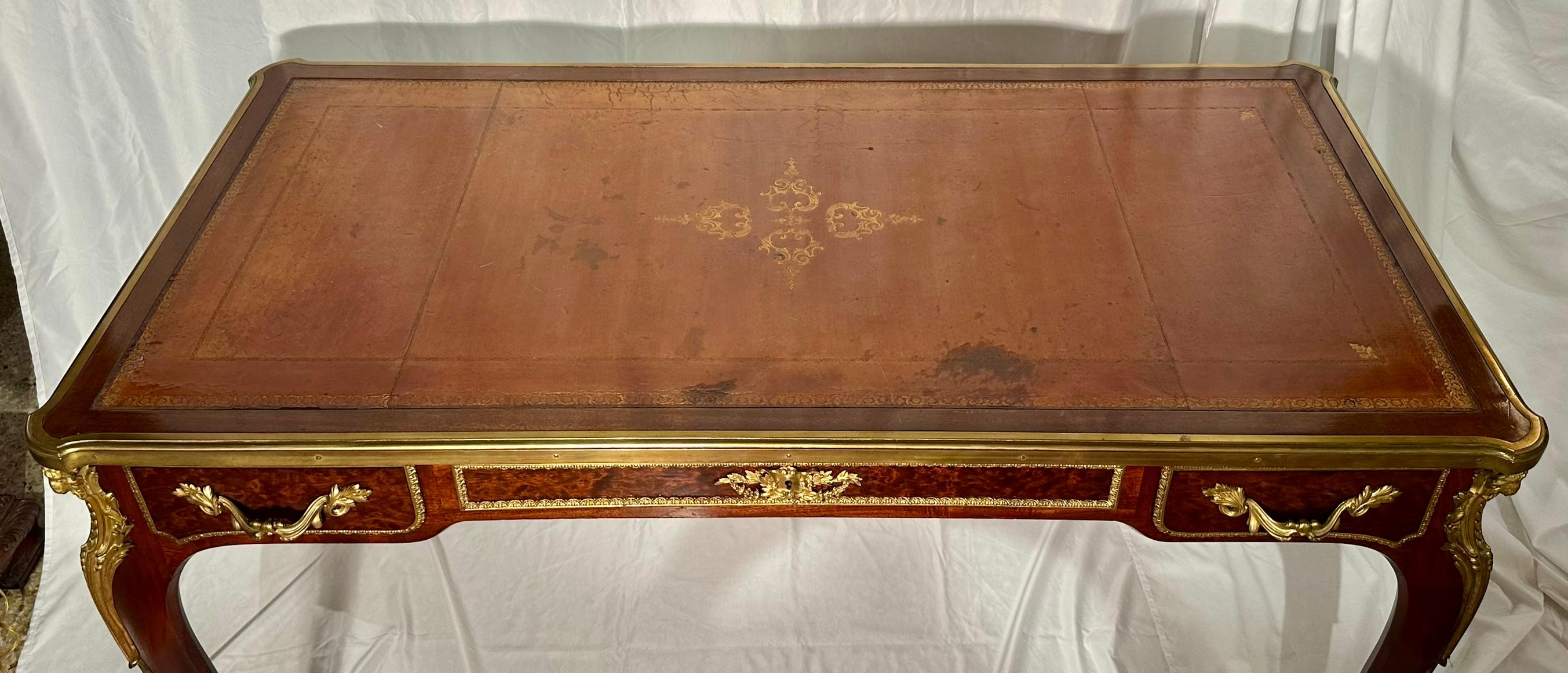 Antiguo Escritorio Luis XVI Francés del Siglo XIX de Caoba y Bronce Dorado 