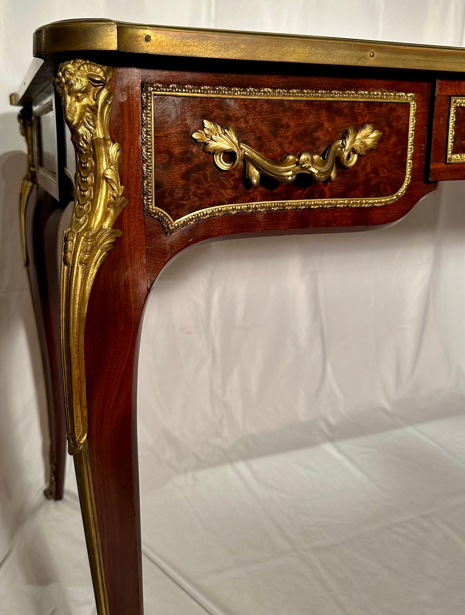 Antiguo Escritorio Luis XVI Francés del Siglo XIX de Caoba y Bronce Dorado 