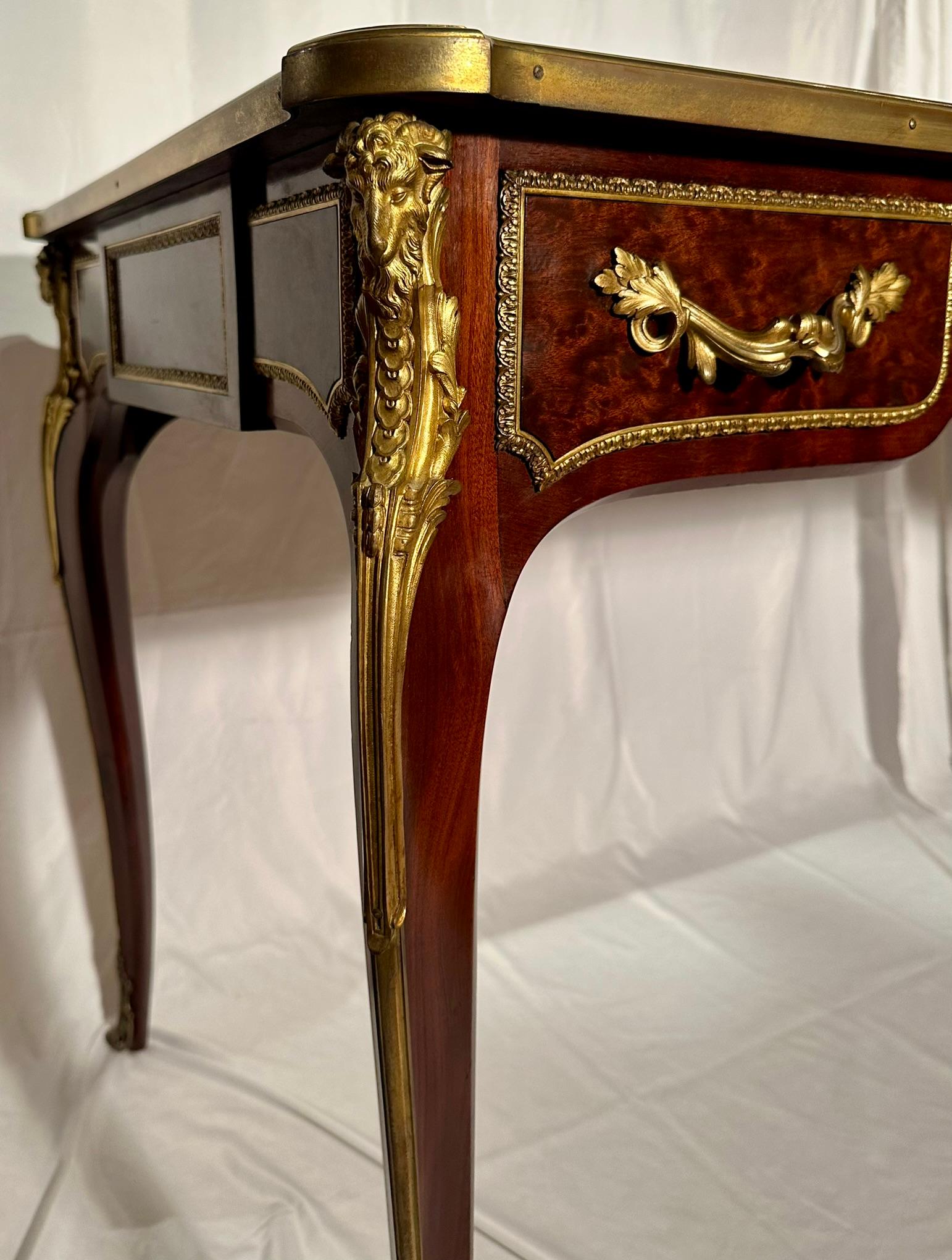 Antiguo Escritorio Luis XVI Francés del Siglo XIX de Caoba y Bronce Dorado 