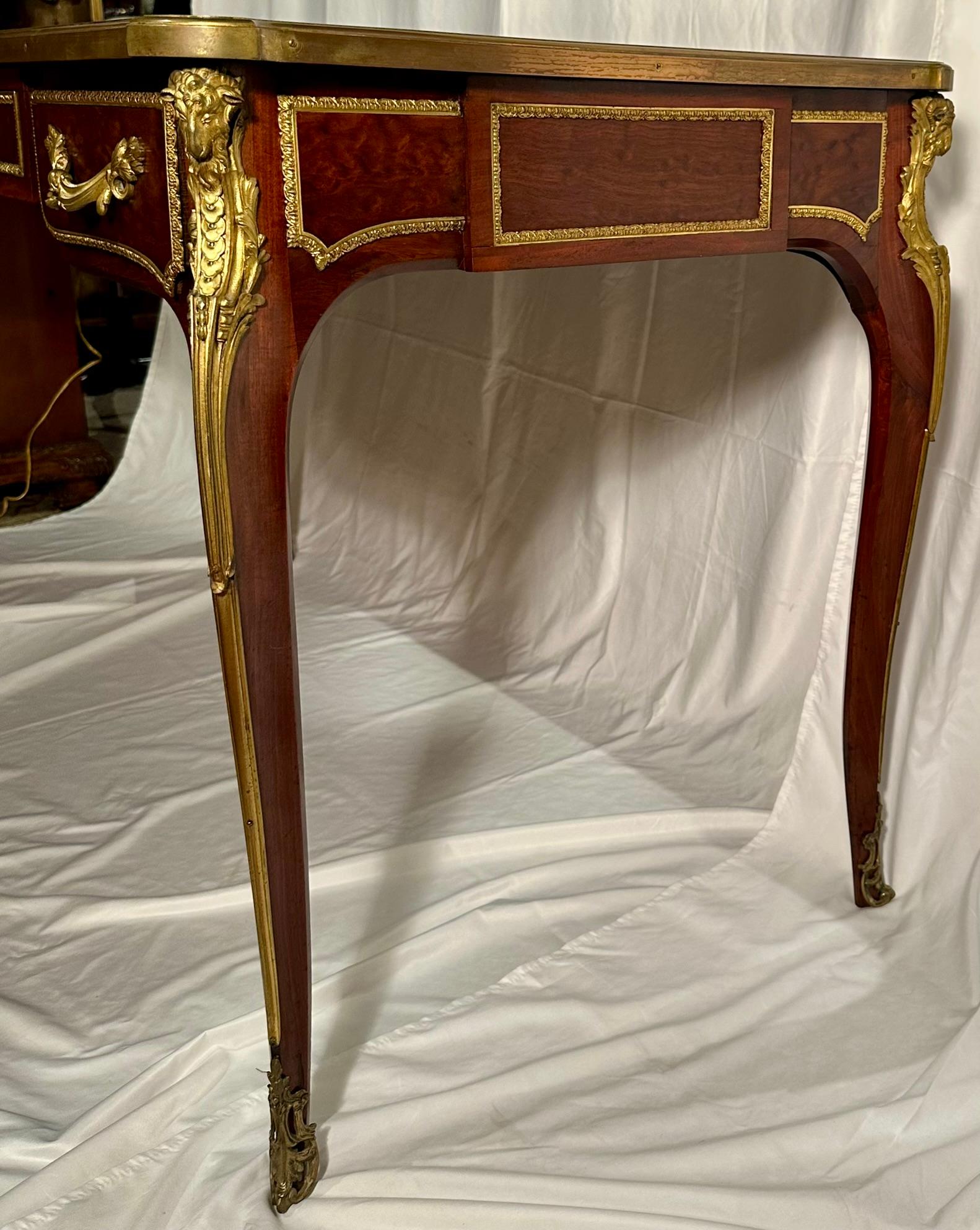 Antiguo Escritorio Luis XVI Francés del Siglo XIX de Caoba y Bronce Dorado 