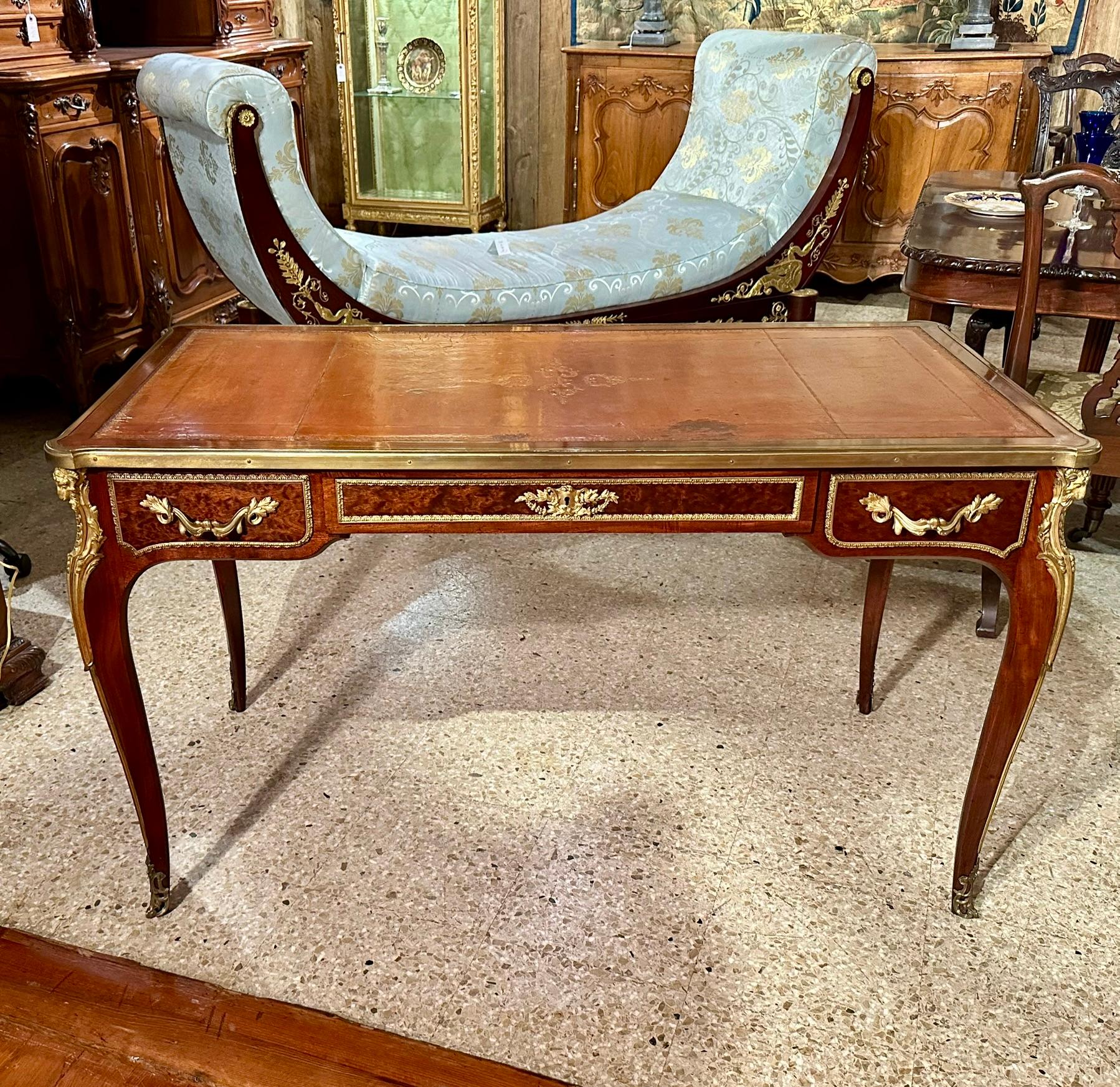 Antiguo Escritorio Luis XVI Francés del Siglo XIX de Caoba y Bronce Dorado 