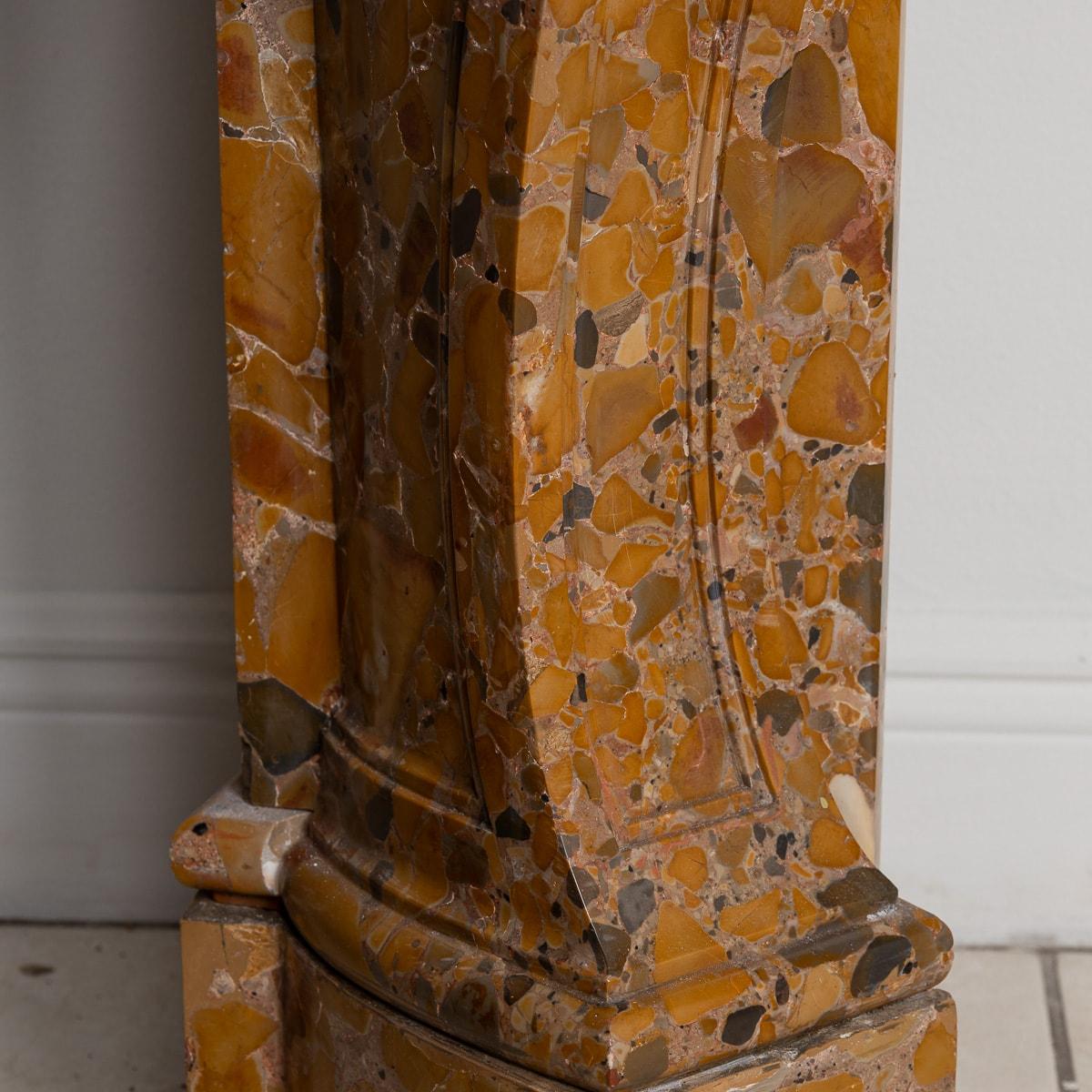 Antico caminetto in marmo di Asiago in stile Luigi Xvi del XIX secolo, 1860 ca. in vendita 10