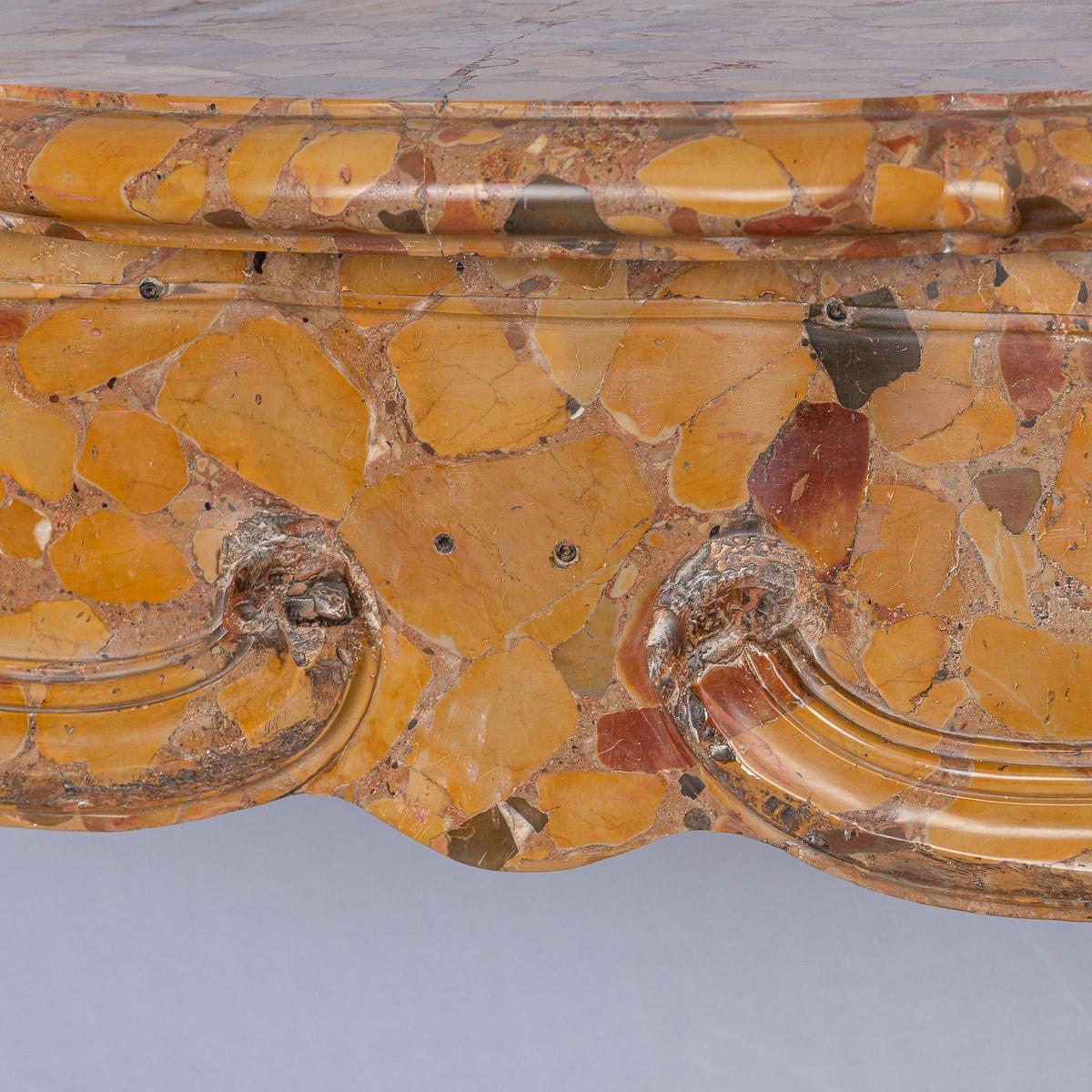 Dieser antike Kamin aus der Mitte des 19. Jahrhunderts verkörpert den exquisiten Louis XVI-Stil und ist aus luxuriösem Asagio-Marmor gefertigt. Sein Design zeichnet sich durch ein elegantes, gerade geformtes Regal aus, das von geschwungenen