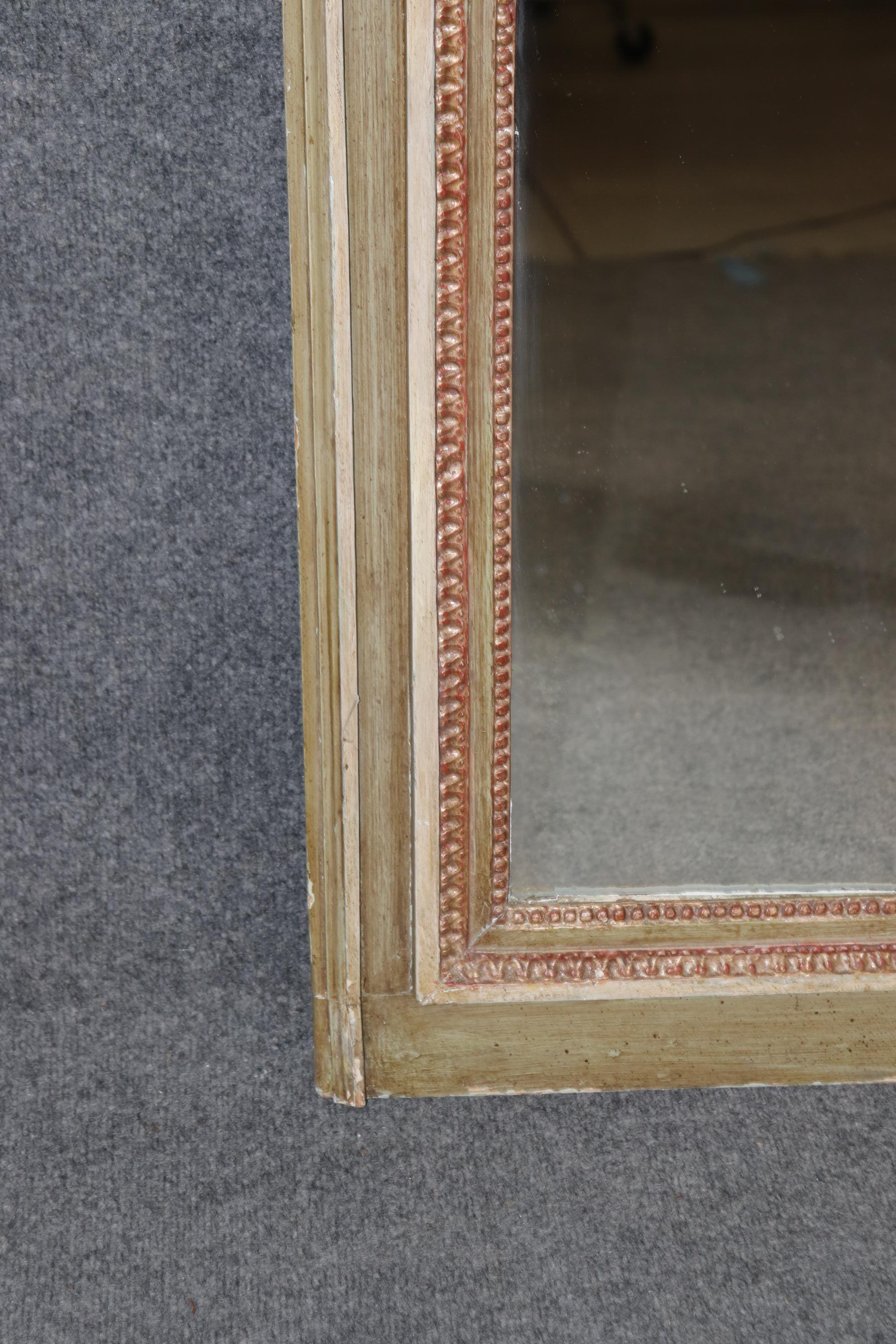 Antique miroir français du 19ème siècle de style Louis XVI décoré de peinture vieillie en vente 3