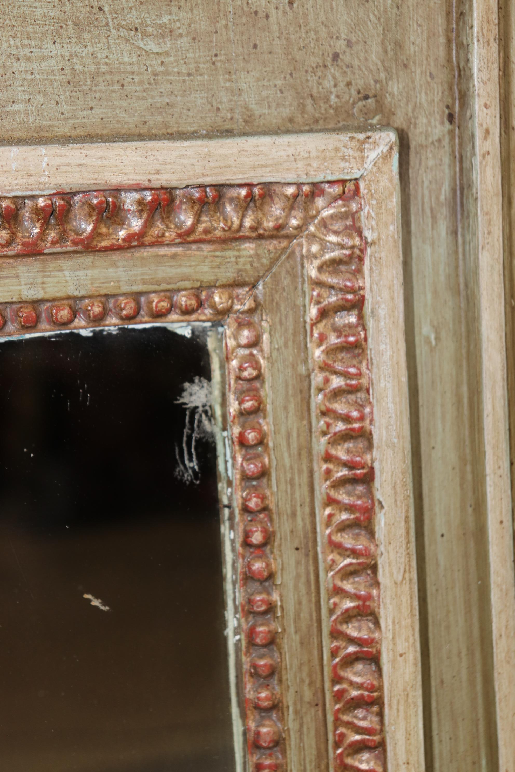 Antique miroir français du 19ème siècle de style Louis XVI décoré de peinture vieillie en vente 2