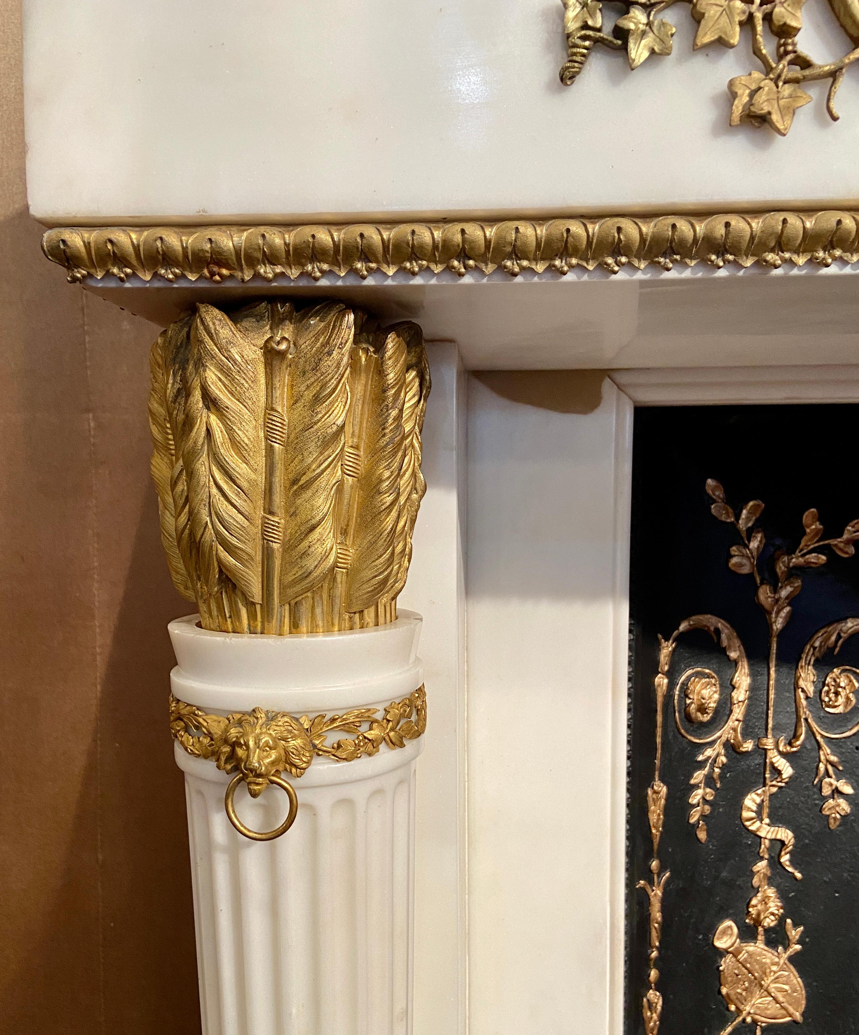 Prächtiger antiker französischer Marmorkamin im Louis-XVI-Stil des 19. Jahrhunderts mit Goldbronze-Montierung nach dem Kamin in Marie Antoinettes Silber Boudoir im Chteau de Fontainebleau, 1786.
Dieser schöne Kaminsims ist dem Original