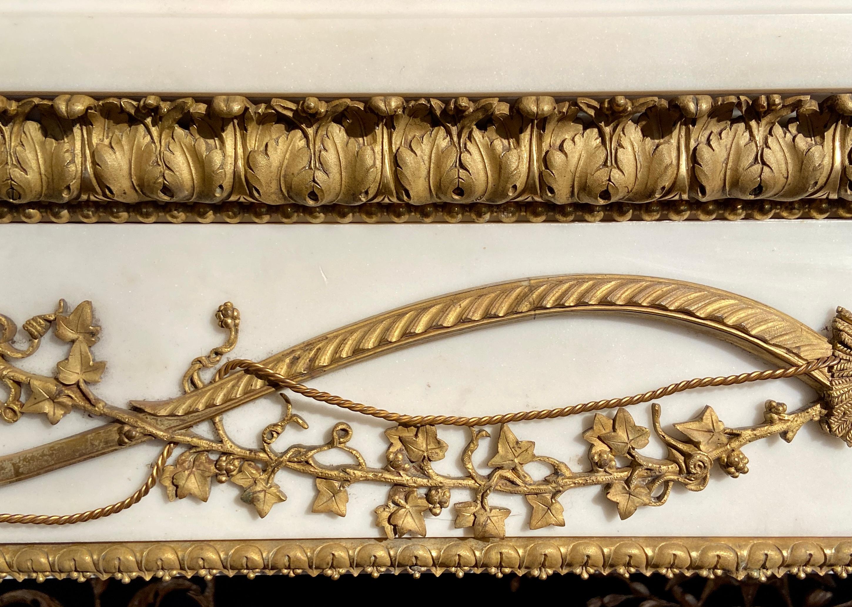 Antiker französischer Kaminsims aus Carrara-Marmor im Louis-XVI-Stil des 19. Jahrhunderts mit Goldbronze-Montierung (Louis XVI.) im Angebot