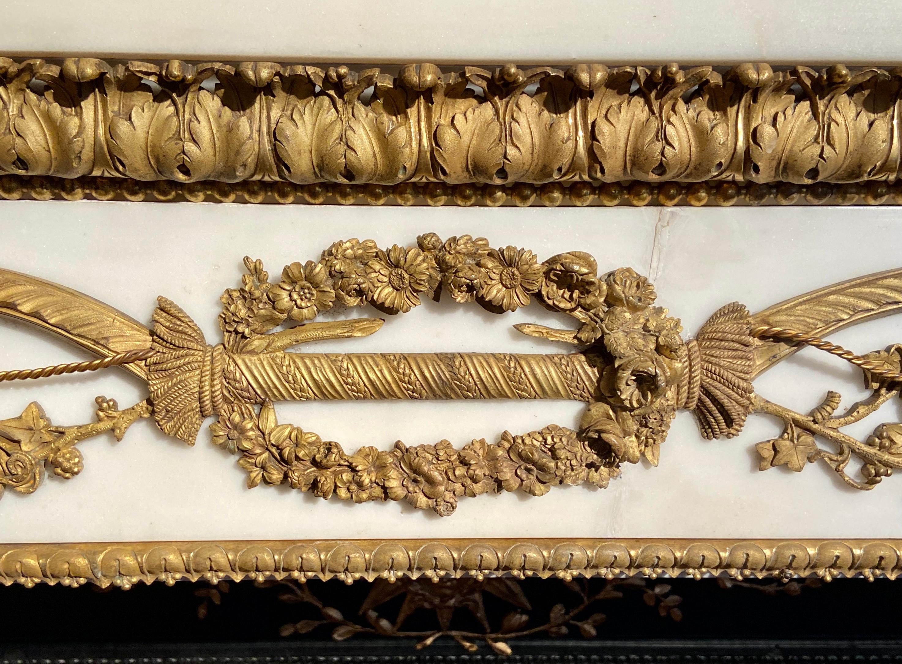 Antiker französischer Kaminsims aus Carrara-Marmor im Louis-XVI-Stil des 19. Jahrhunderts mit Goldbronze-Montierung (Französisch) im Angebot