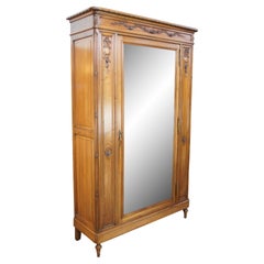 Ancienne Armoire Louis XVI du 19ème siècle en noyer sculpté Armoire à linge Presse à linge