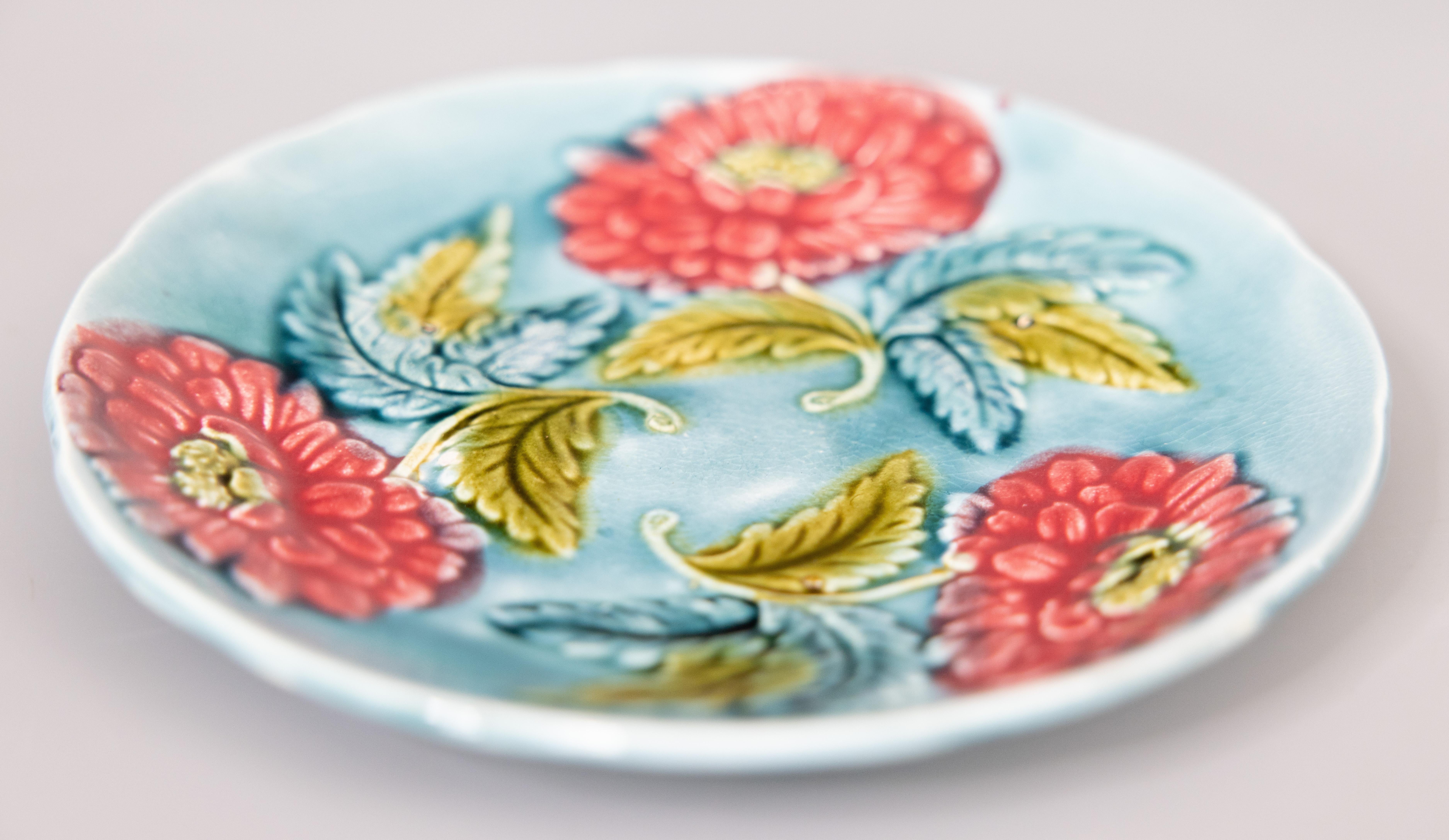 Antiguo Plato Floral de Mayólica Francesa del Siglo XIX en Bueno estado para la venta en Pearland, TX