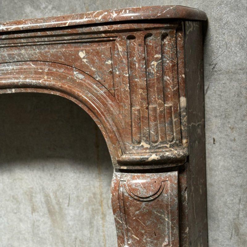 Eine große elegante schwere Marmor-Kaminumrandung mit dicken kannelierten Details , gewellt oben , in grau Ardenne Stein mit großer Maserung und hervorragende Gesamtpräsenz . thux ux ein Qualitätsstück wahrscheinlich in einem stattlichen Haus in