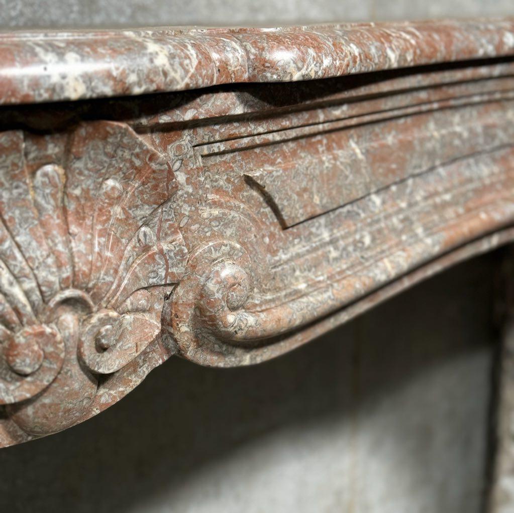 Antiker französischer Louis xv-Kaminsims aus Marmor des 19. Jahrhunderts (Französisch) im Angebot