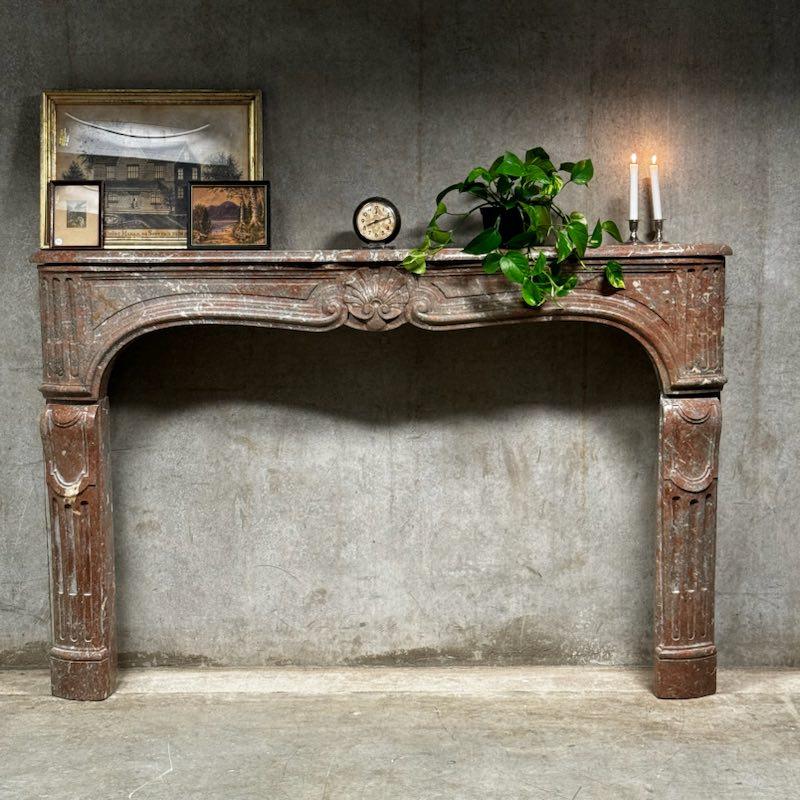 Antiker französischer Louis xv-Kaminsims aus Marmor des 19. Jahrhunderts im Angebot 3