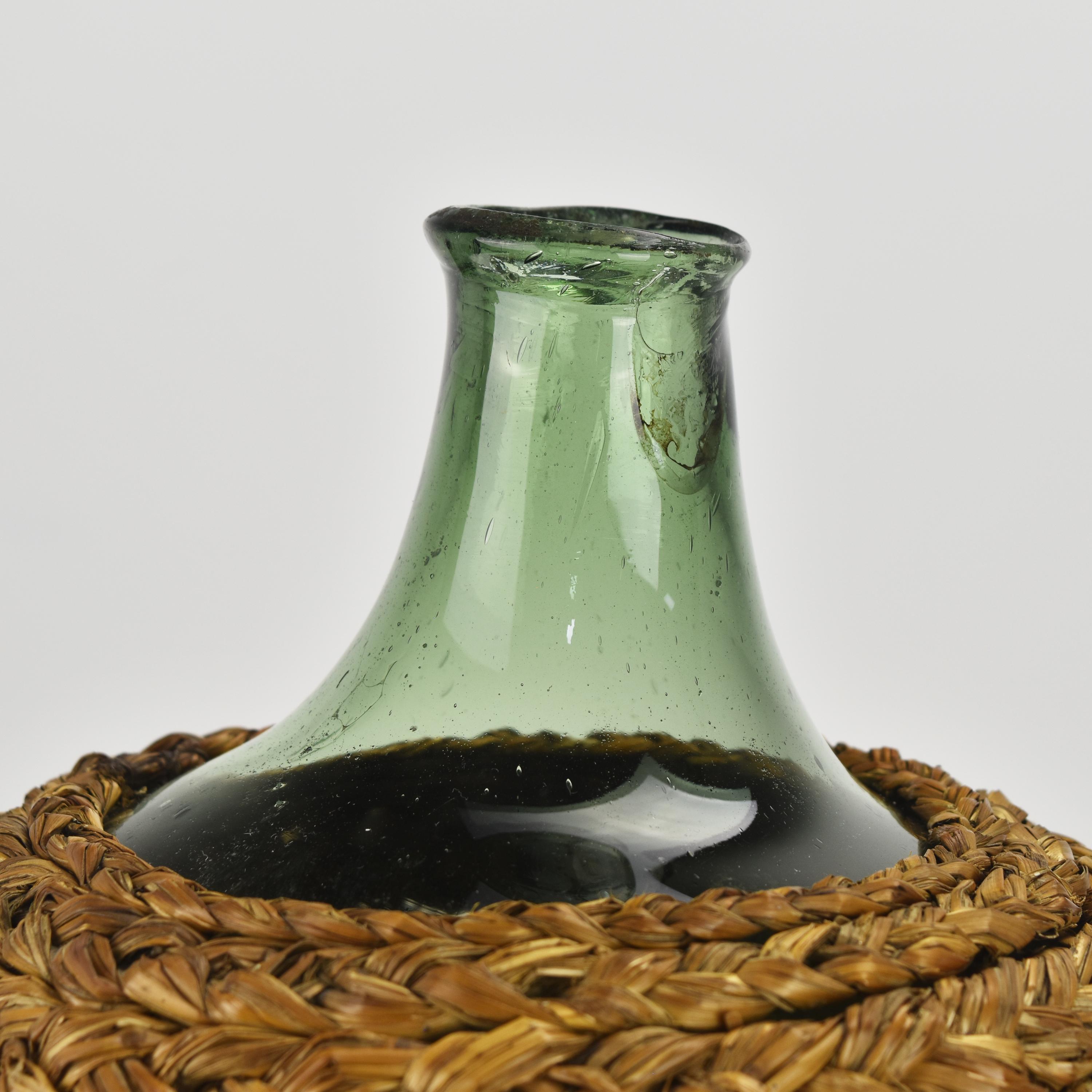 Victorien Ancien panier à bouteilles de vin en verre soufflé à la bouche français du 19ème siècle encagé en paille en vente