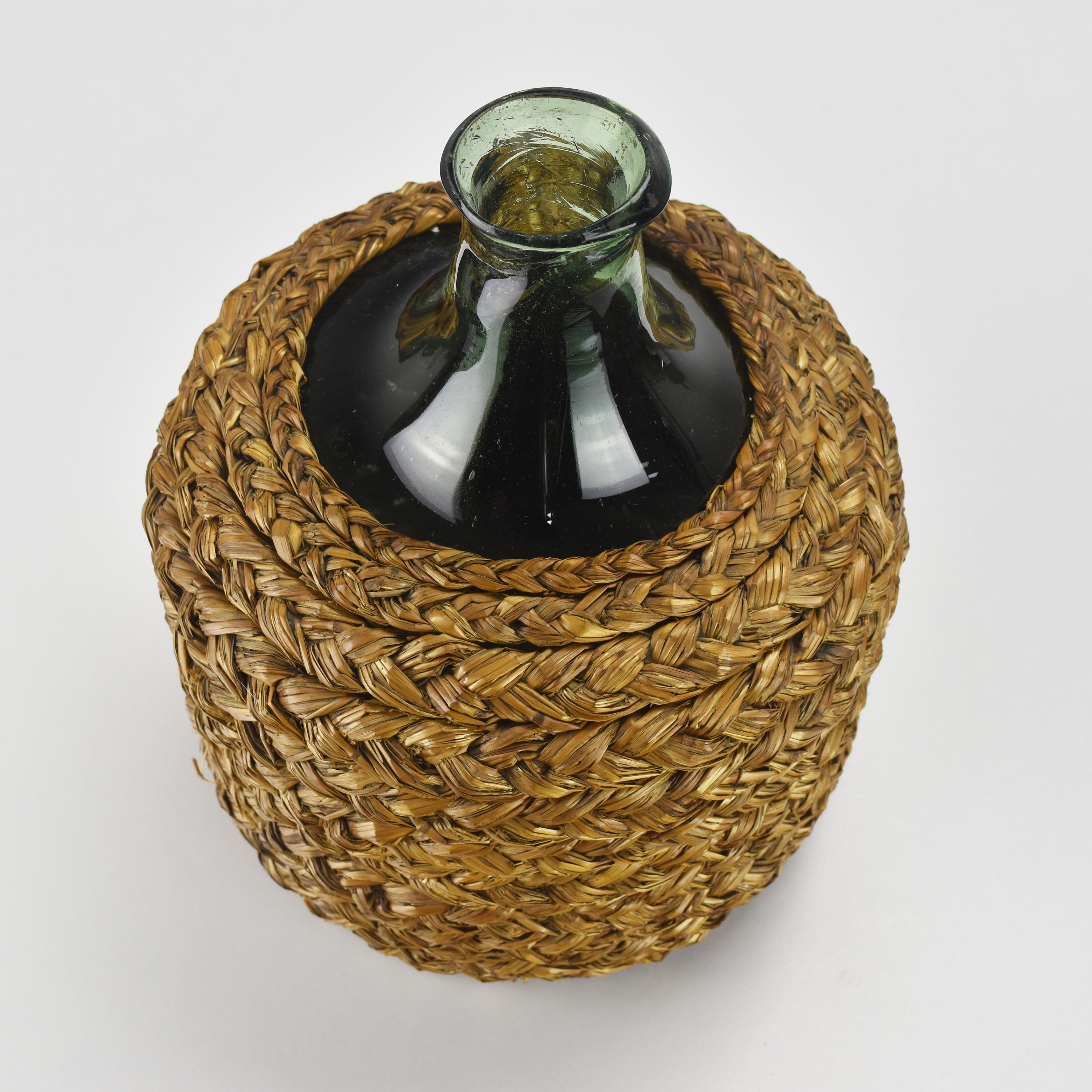 Français Ancien panier à bouteilles de vin en verre soufflé à la bouche français du 19ème siècle encagé en paille en vente