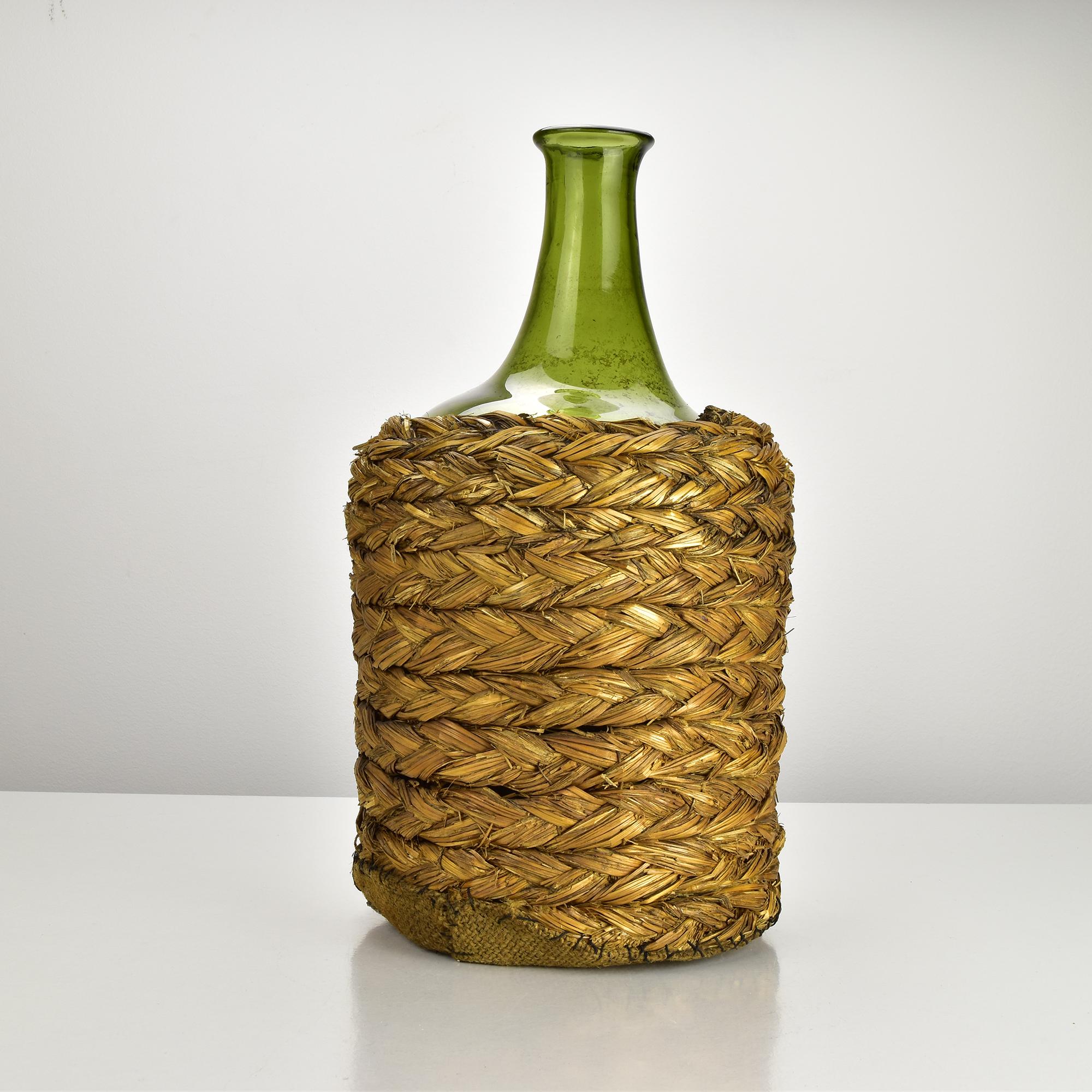 Antiguo Siglo XIX Botella de Vino Francesa de Vidrio Soplado Cesta de Paja Enjaulada en Bueno estado para la venta en Bad Säckingen, DE