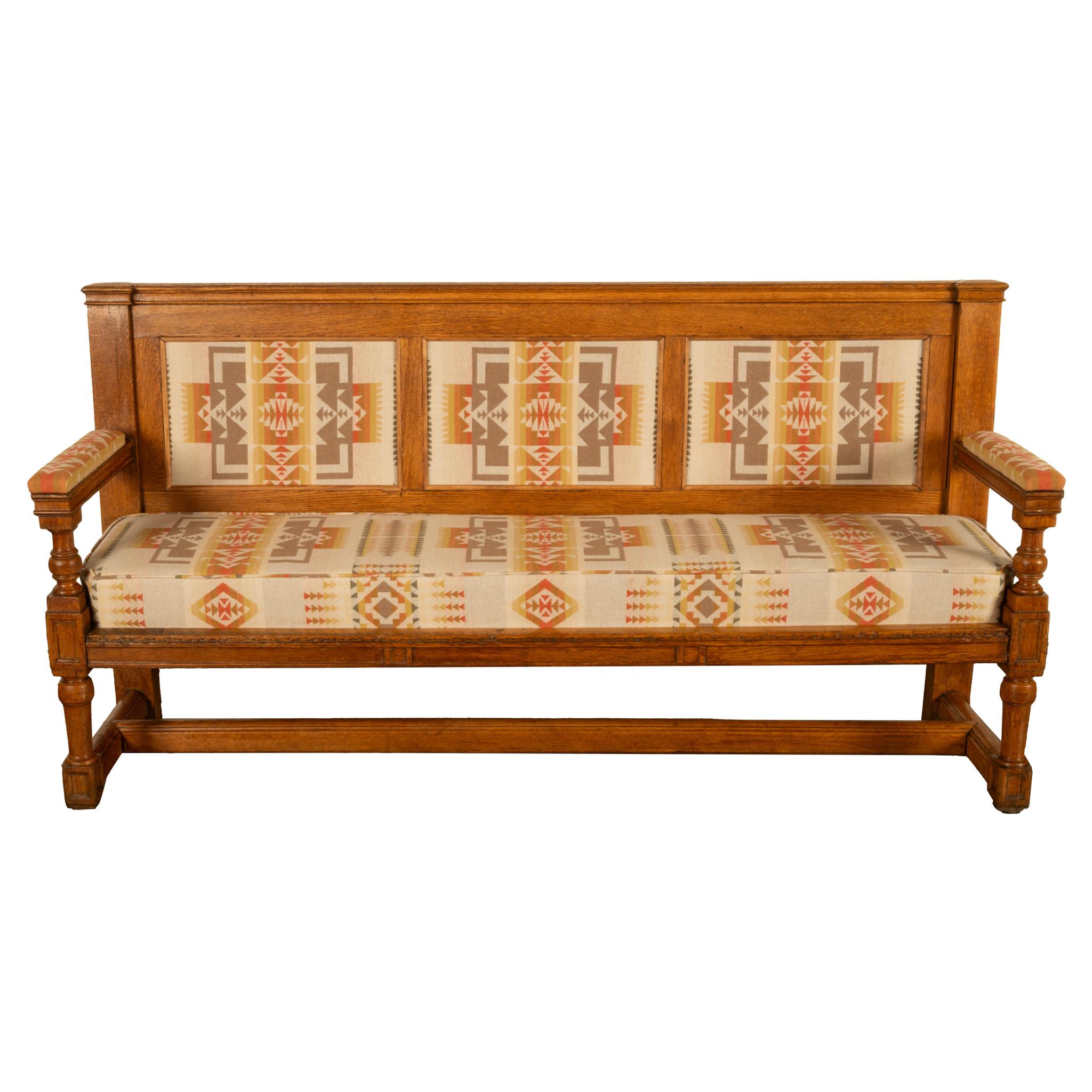 Un bon banc ancien en chêne français, fraîchement et professionnellement retapissé avec un tissu de laine des années 1960 à motif 