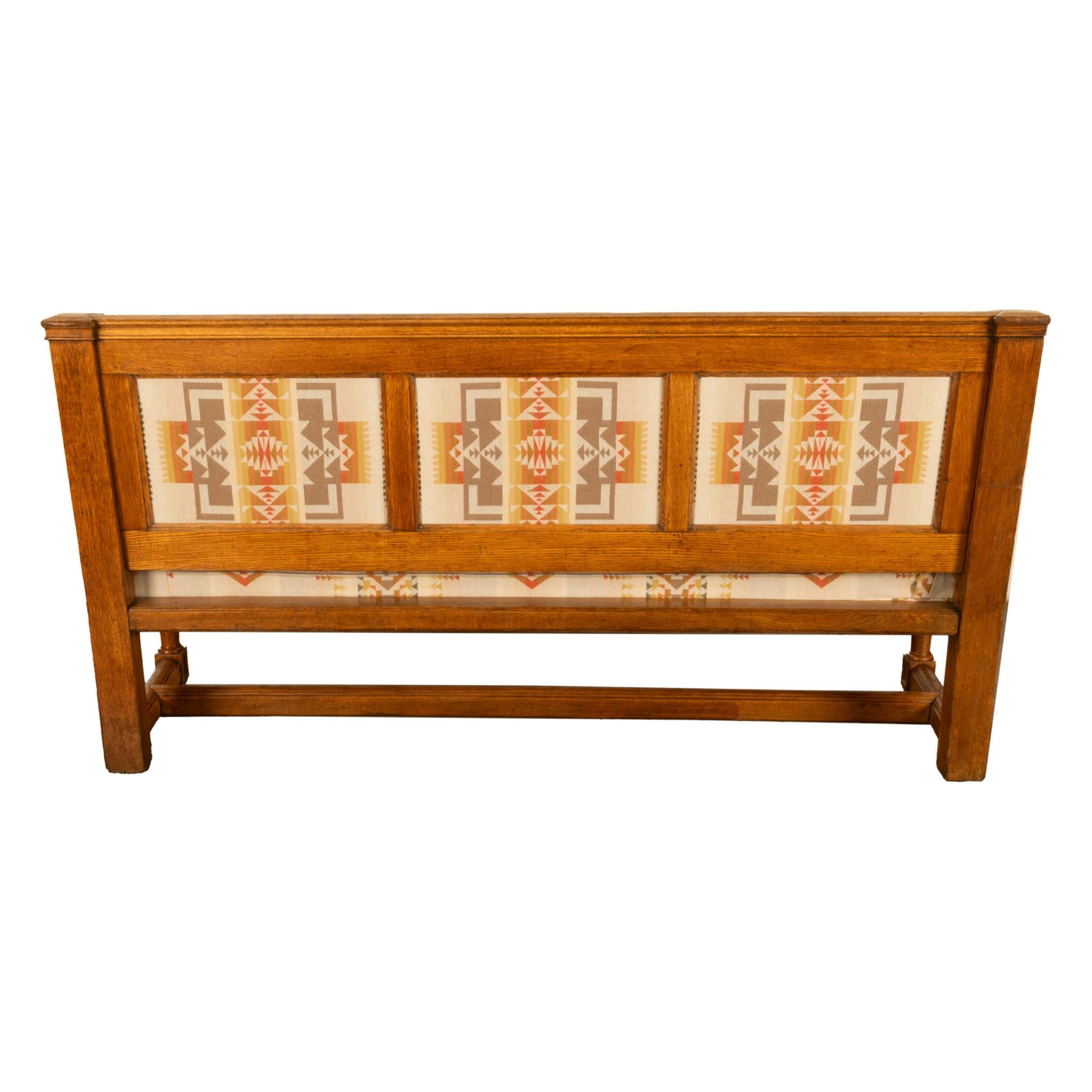Tissu d'ameublement Antique Banc en chêne français du 19ème siècle Pendleton Chief Joseph Fabric 1880 en vente