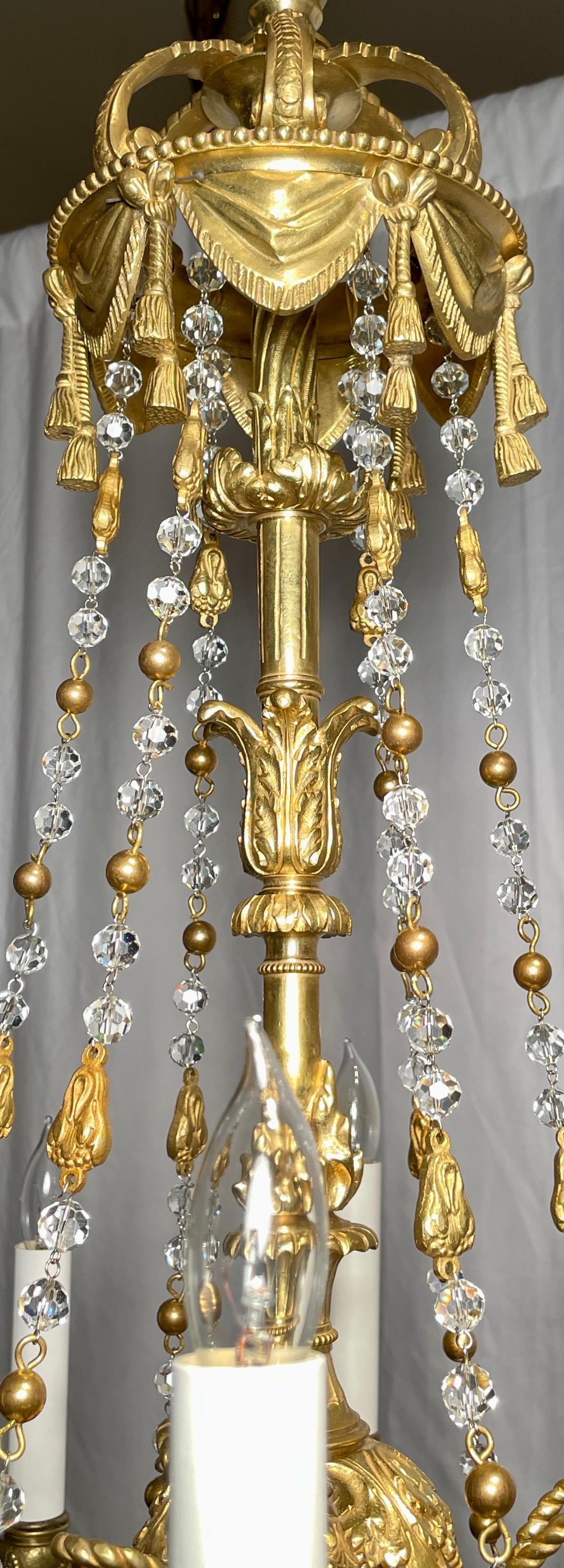 Français Lustre ancien à 12 lumières en bronze doré et perles de cristal du 19e siècle. en vente