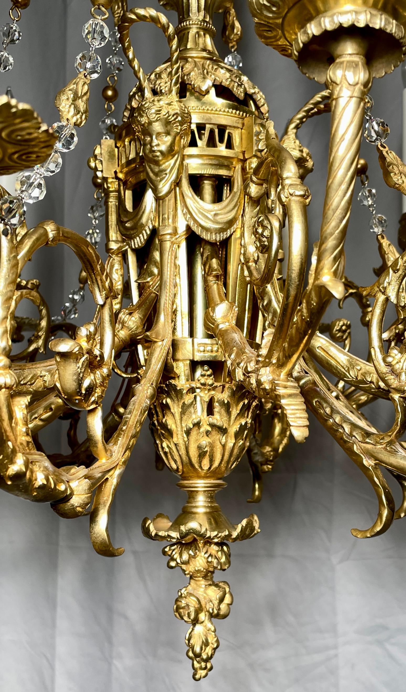 XIXe siècle Lustre ancien à 12 lumières en bronze doré et perles de cristal du 19e siècle. en vente
