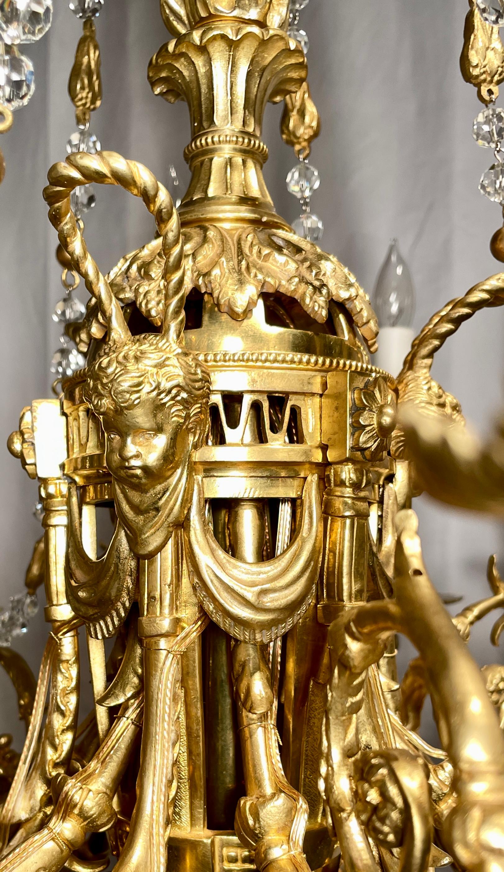 Antiker französischer 12-Licht-Kronleuchter aus Goldbronze und Kristall mit Perlen aus dem 19. Jahrhundert im Angebot 2