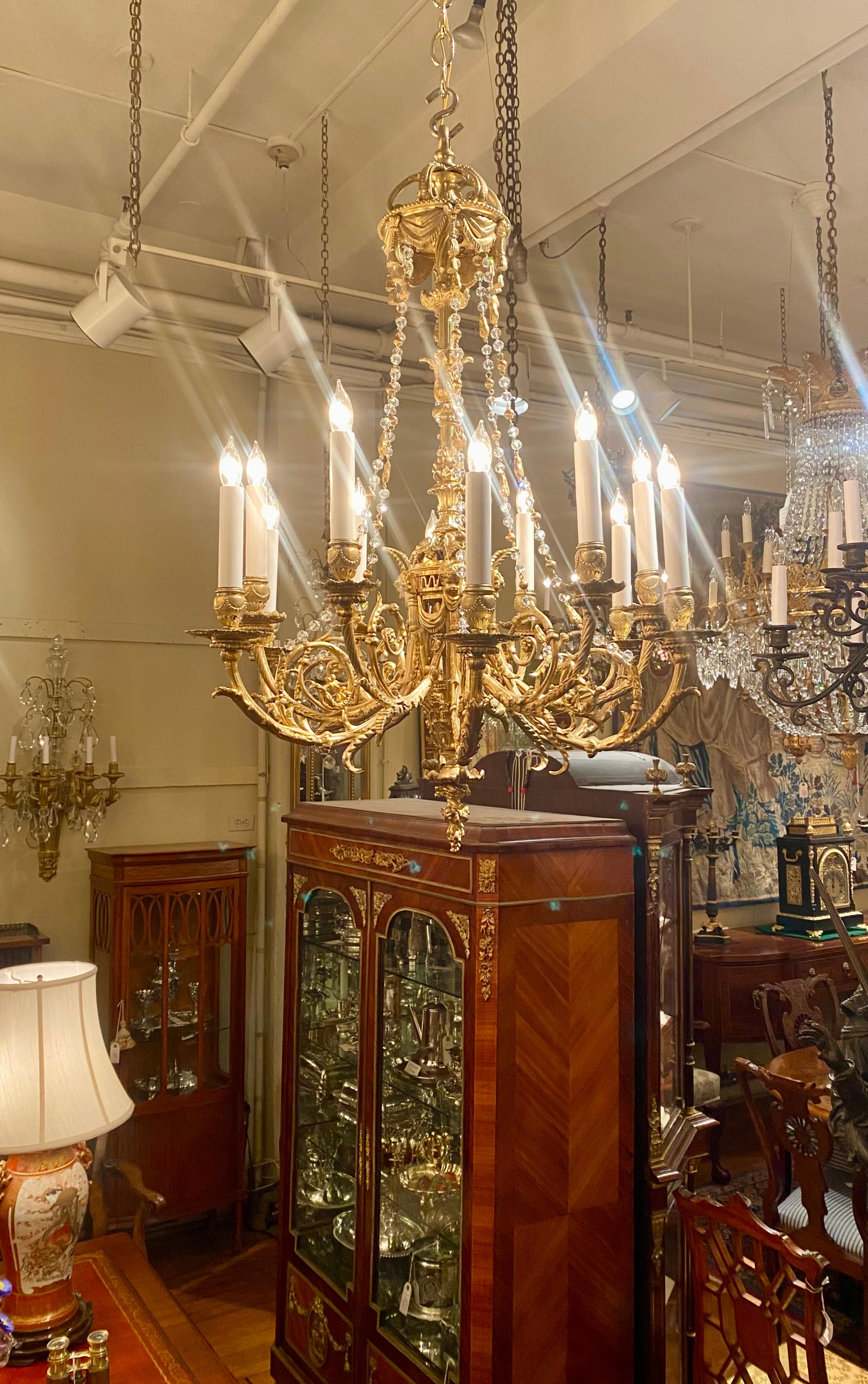 Lustre ancien à 12 lumières en bronze doré et perles de cristal du 19e siècle. en vente 2