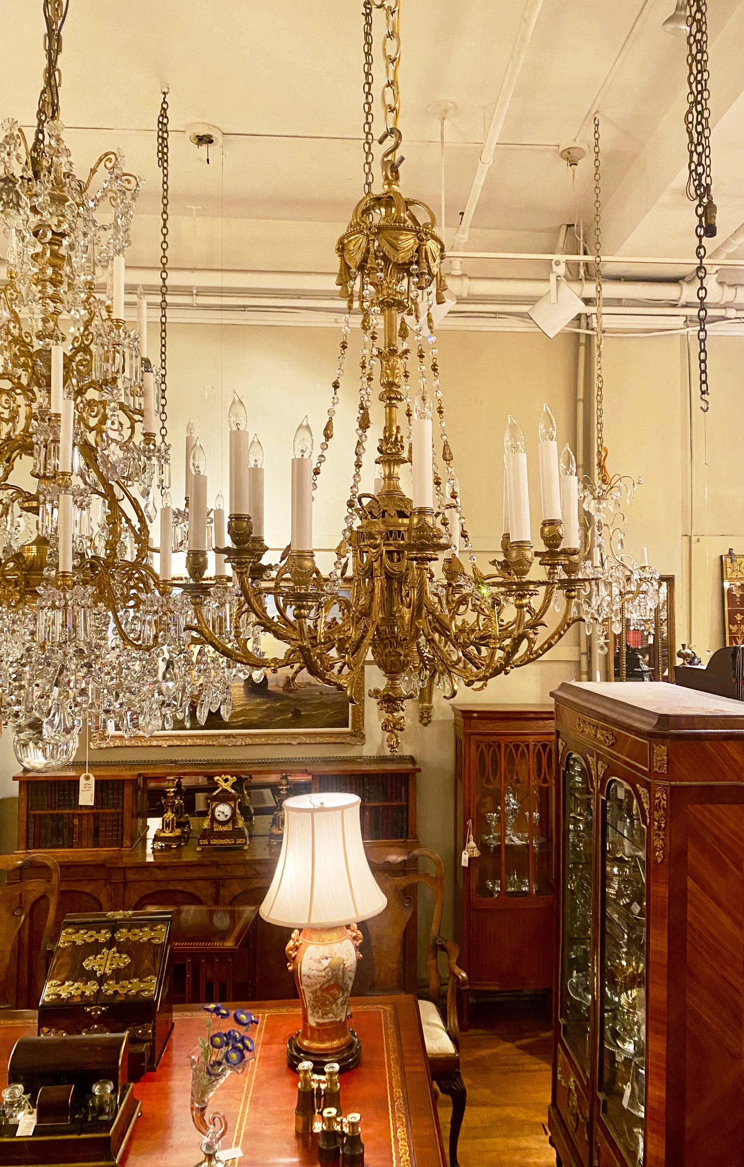 Lustre ancien à 12 lumières en bronze doré et perles de cristal du 19e siècle. en vente 3