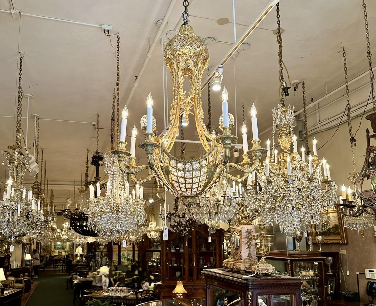 Antiguo candelabro francés de ormolu y cuentas de cristal del siglo XIX, circa 1900. en venta 6