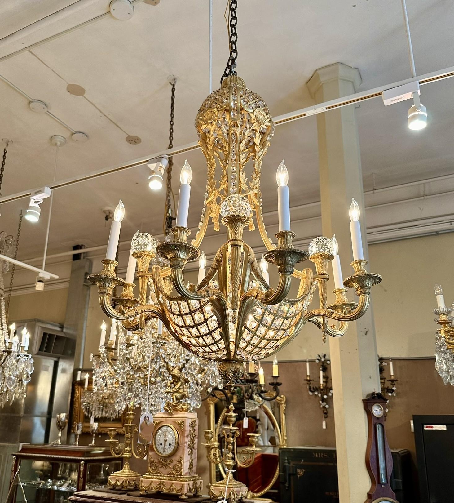 Antiguo candelabro francés de ormolu y cuentas de cristal del siglo XIX, circa 1900. en venta 7